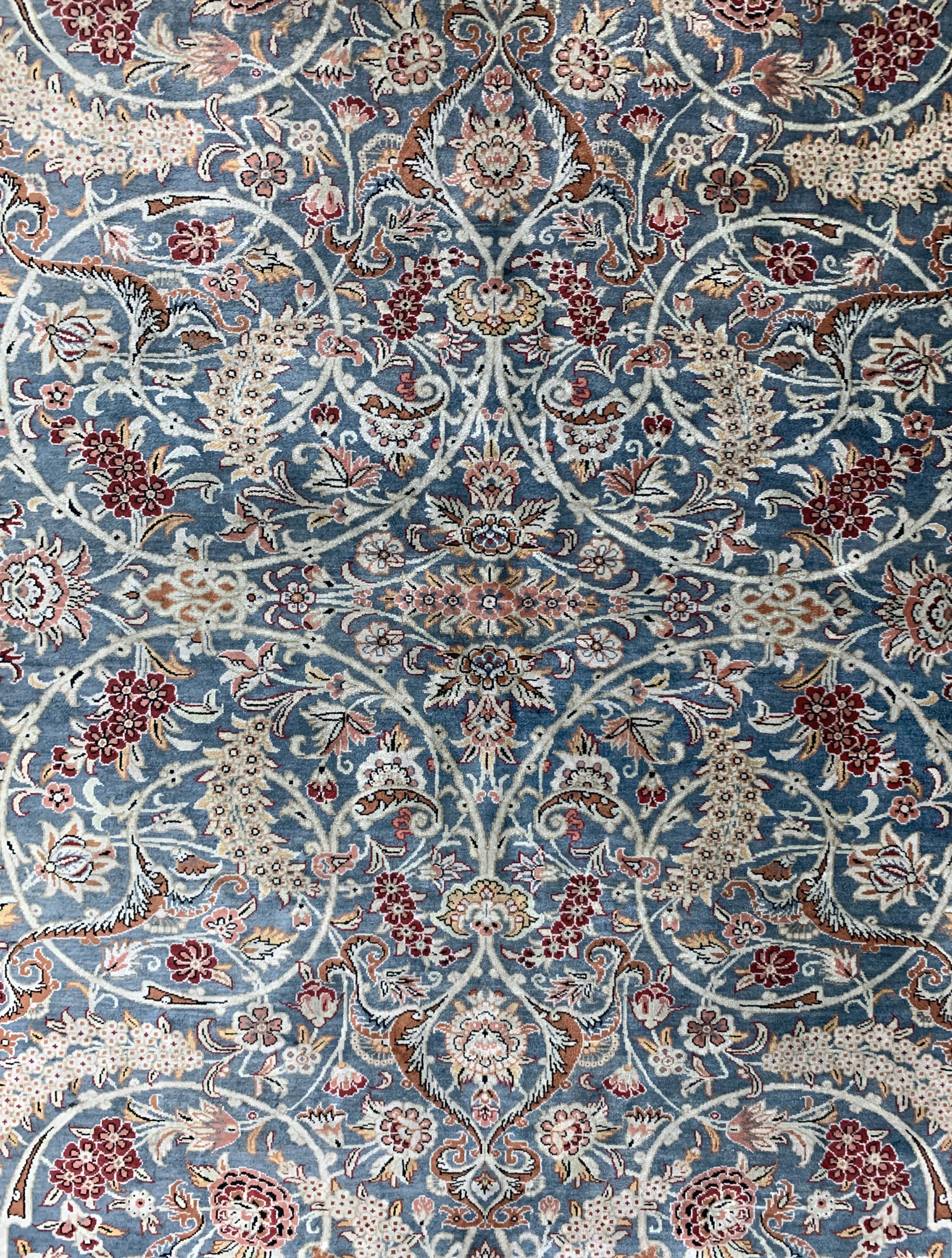 Detail b: Ghom Seide fein signiert, Persien, Ende 20.Jhd, reine Naturseide, ca. 141 x 103 cm, ca. 1,0 Mio. Kn/qm, Reinigungsbedürftig, EHZ: 2
