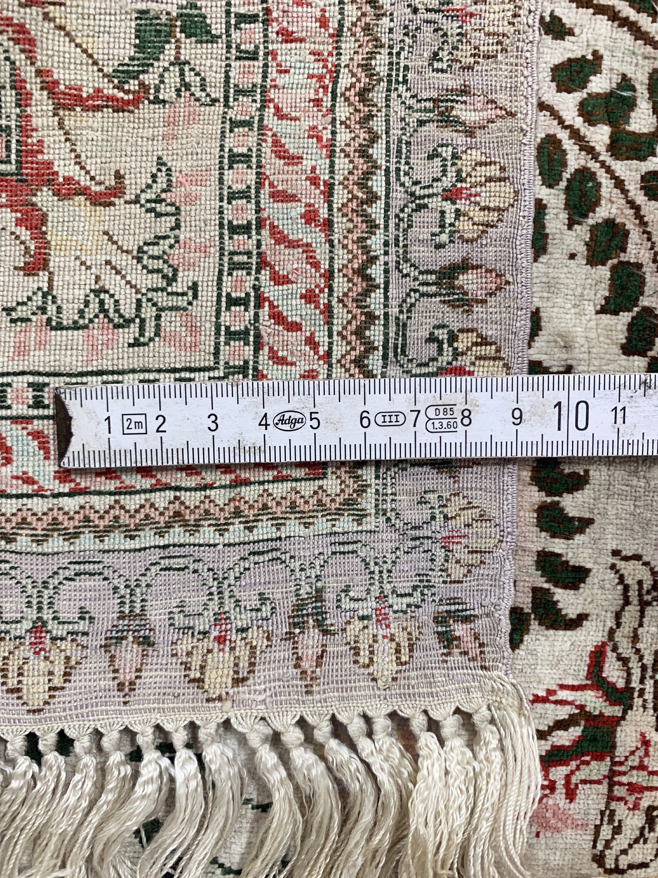 Detail e: Hereke Seide, China, Ende 20.Jhd, reine Naturseide, ca. 100 x 155 cm, ca. 1,0 Mio. Kn/qm, EHZ: 2