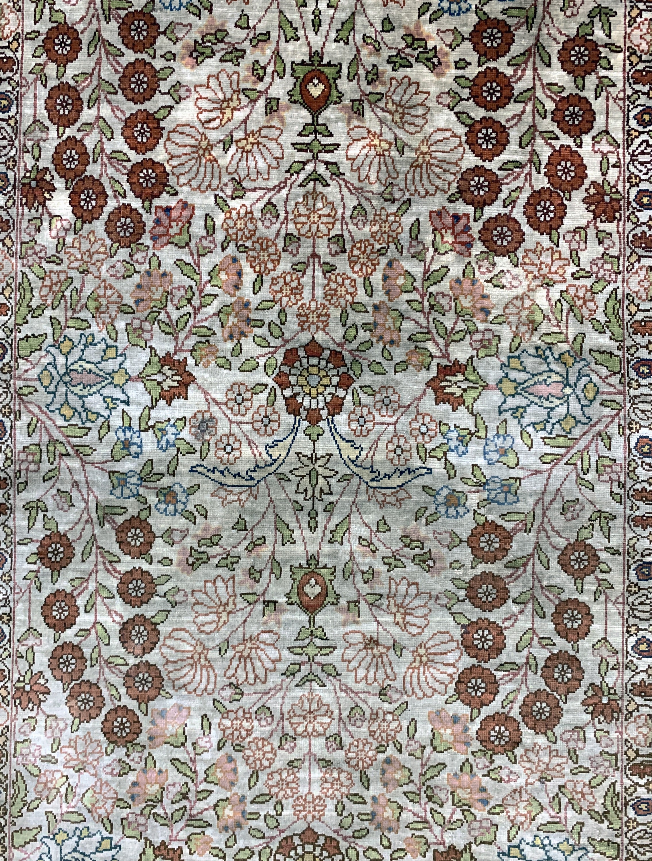 Detail b: Hereke Seide signiert, Türkei, Mitte 20.Jhd, reine Naturseide, ca. 107 x 70 cm, Reinigungsbedürftig, EHZ: 2