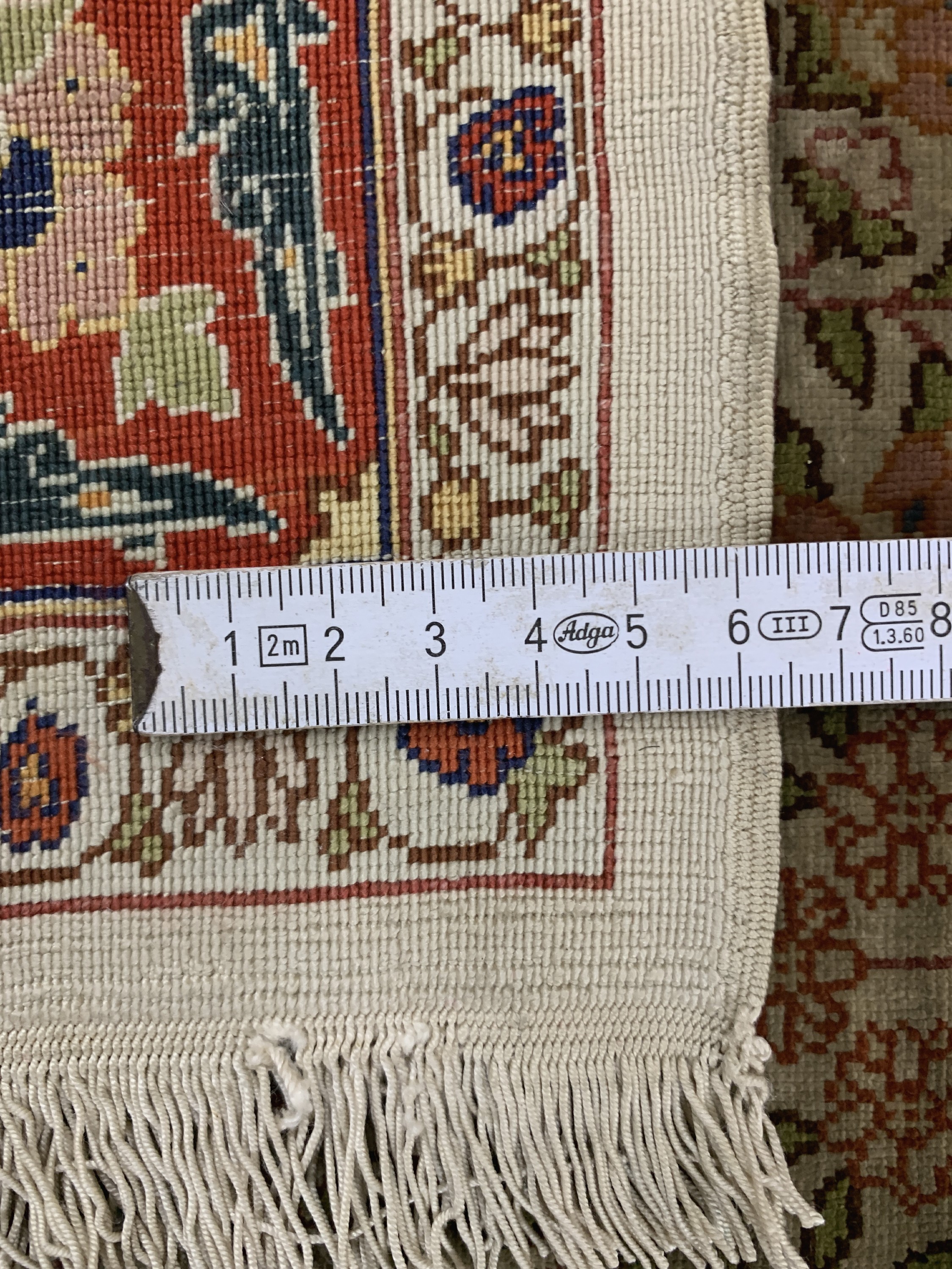 Detail e: Hereke Seide signiert, Türkei, Mitte 20.Jhd, reine Naturseide, ca. 107 x 70 cm, Reinigungsbedürftig, EHZ: 2