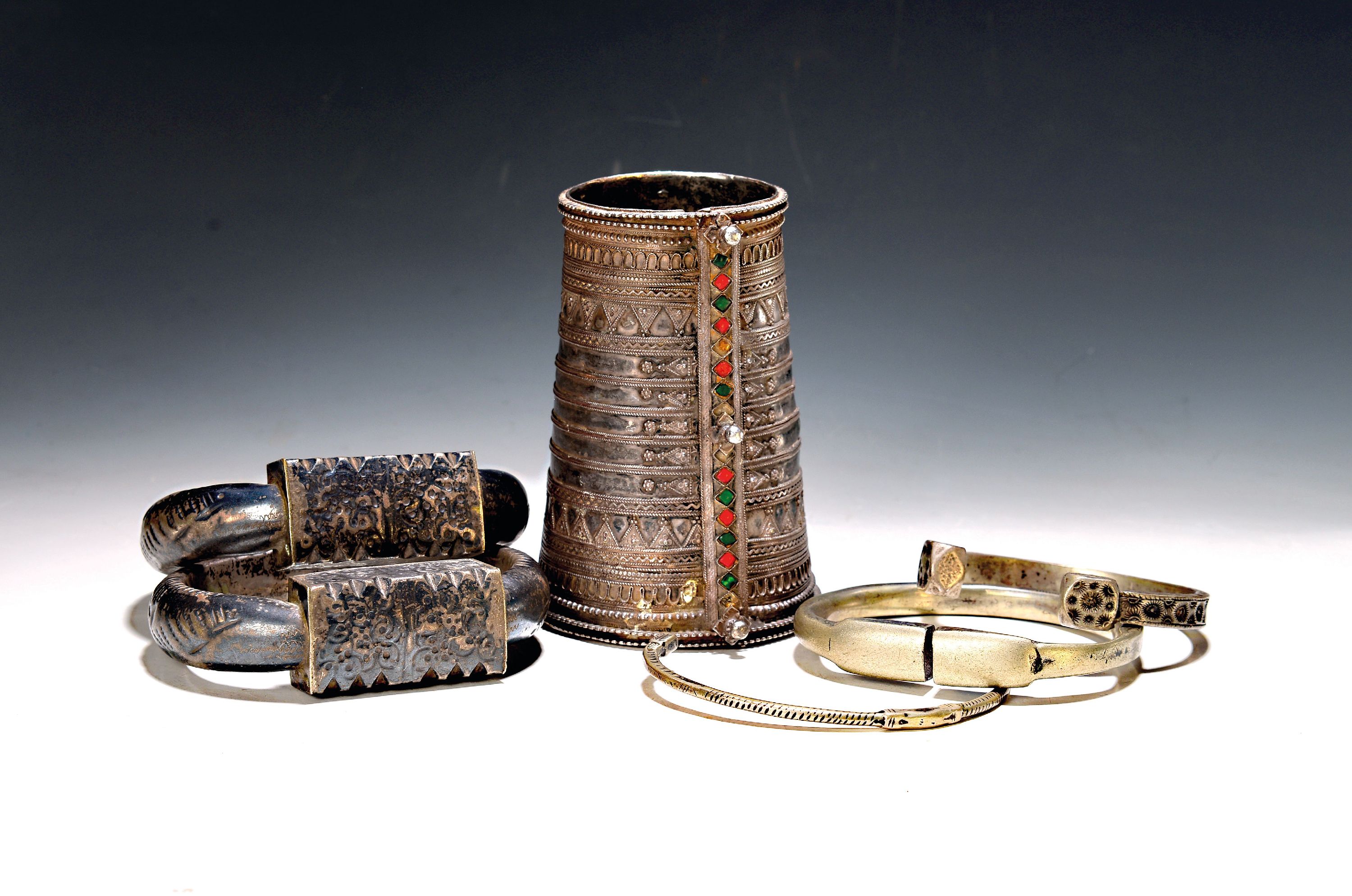 Image 27017025 - Armreife und Armmanschette, Afghanistan/Pakistan, Ende 19.Jh., Armmanschette (pahu) aus ...