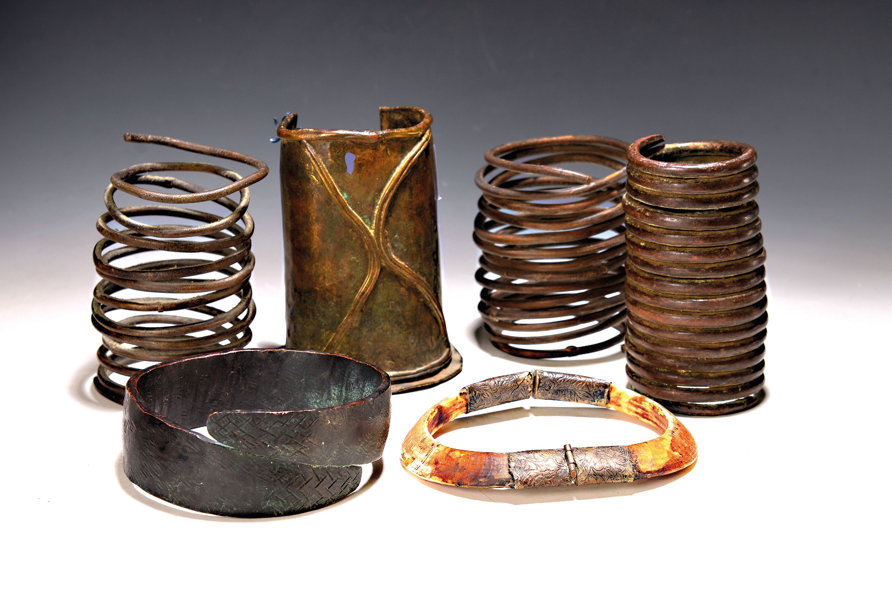 Image 27017028 - 6 Teile Hals- und Armschmuck, Nord-Afrika, 20. Jh., drei Spiralspangen, H. ca. 13/15/16 ...