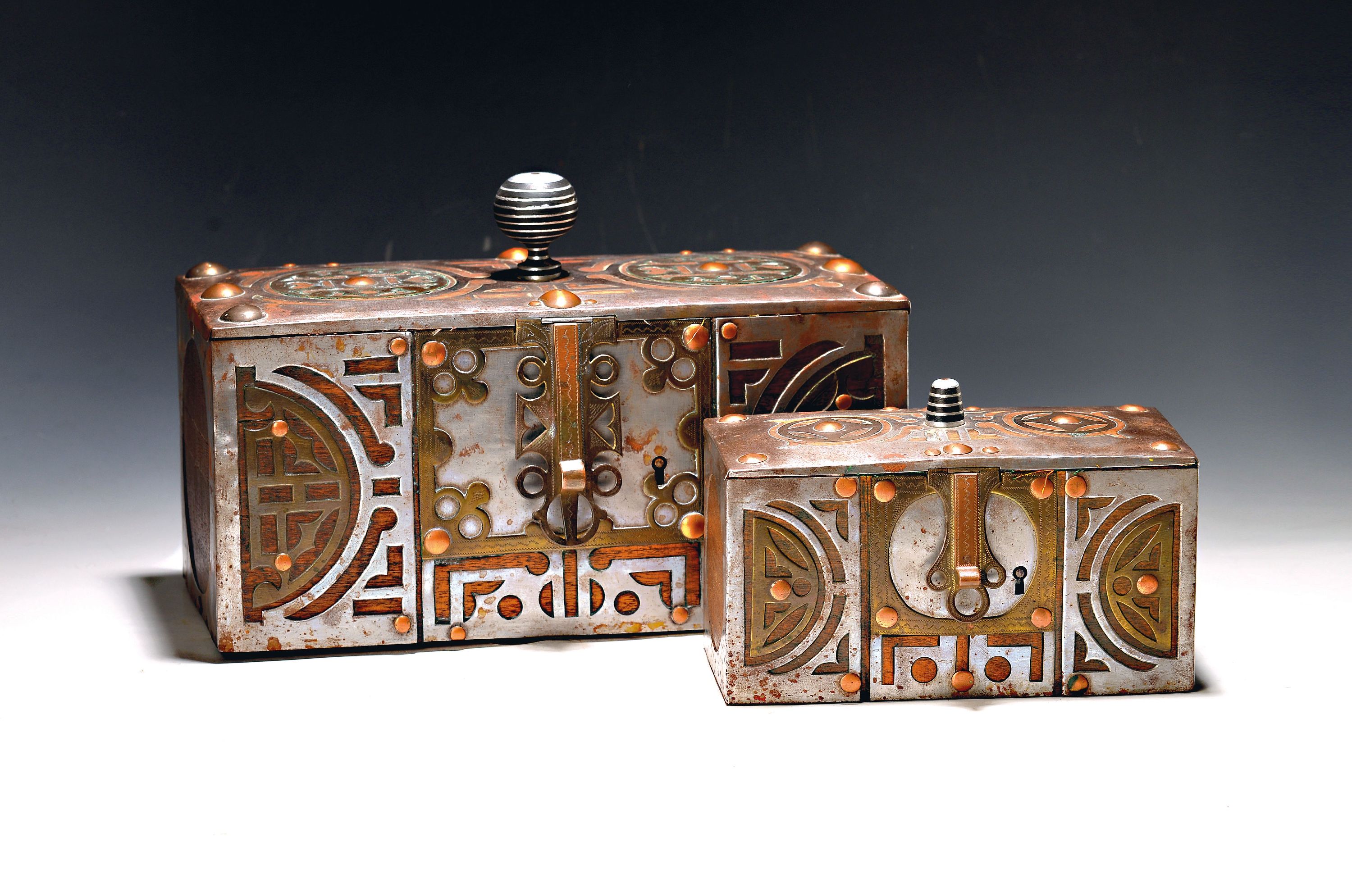 Image 27017030 - Zwei Schatullen/Boxen wohl Tuareg, 20. Jh., Hartholz mit Metallauflagen, geom. Dekore, ...