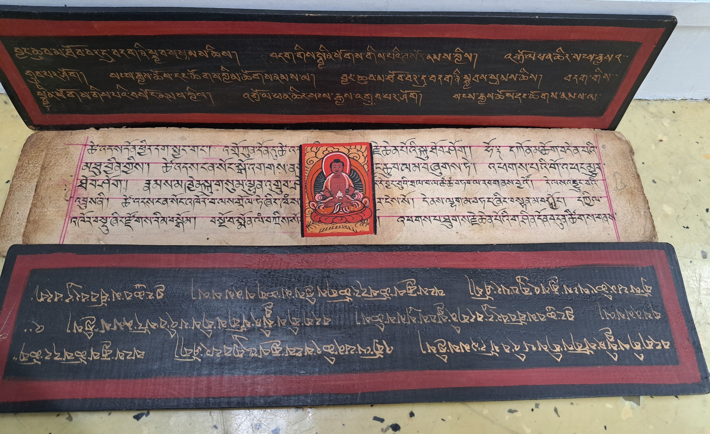 Detail a: Drei Kammavaca, Thailand, 19./20. Jh., heilige burmesische Texte in Pali, 17 Lackblätter, z.T. beidseitig beschrieben in dunkler Schrift, zwei ...