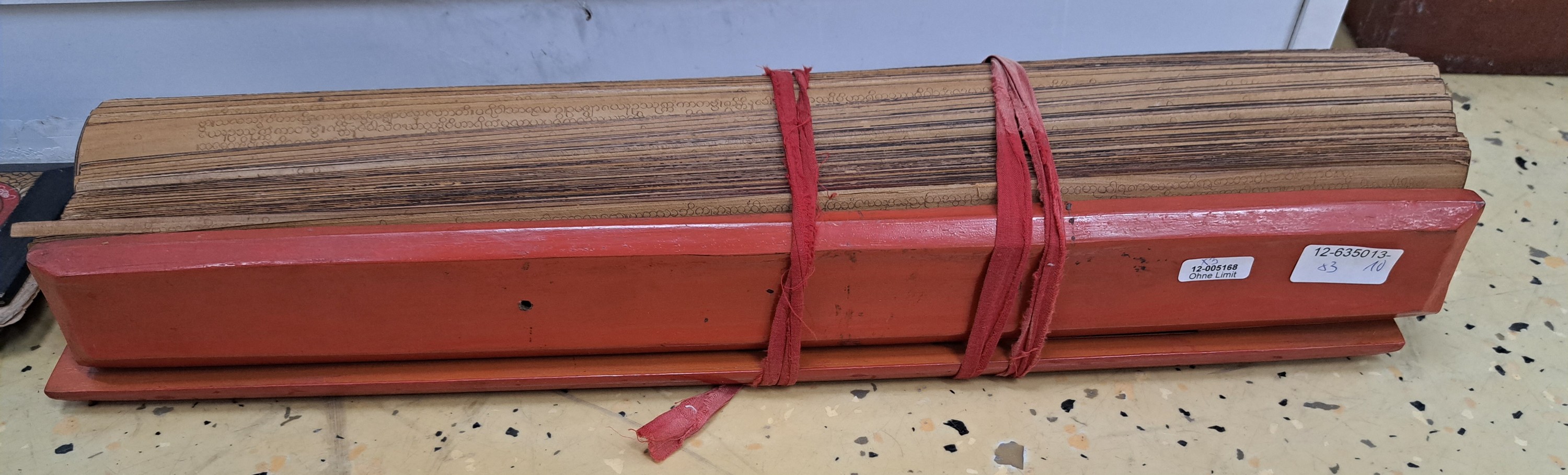 Detail c: Drei Kammavaca, Thailand, 19./20. Jh., heilige burmesische Texte in Pali, 17 Lackblätter, z.T. beidseitig beschrieben in dunkler Schrift, zwei ...