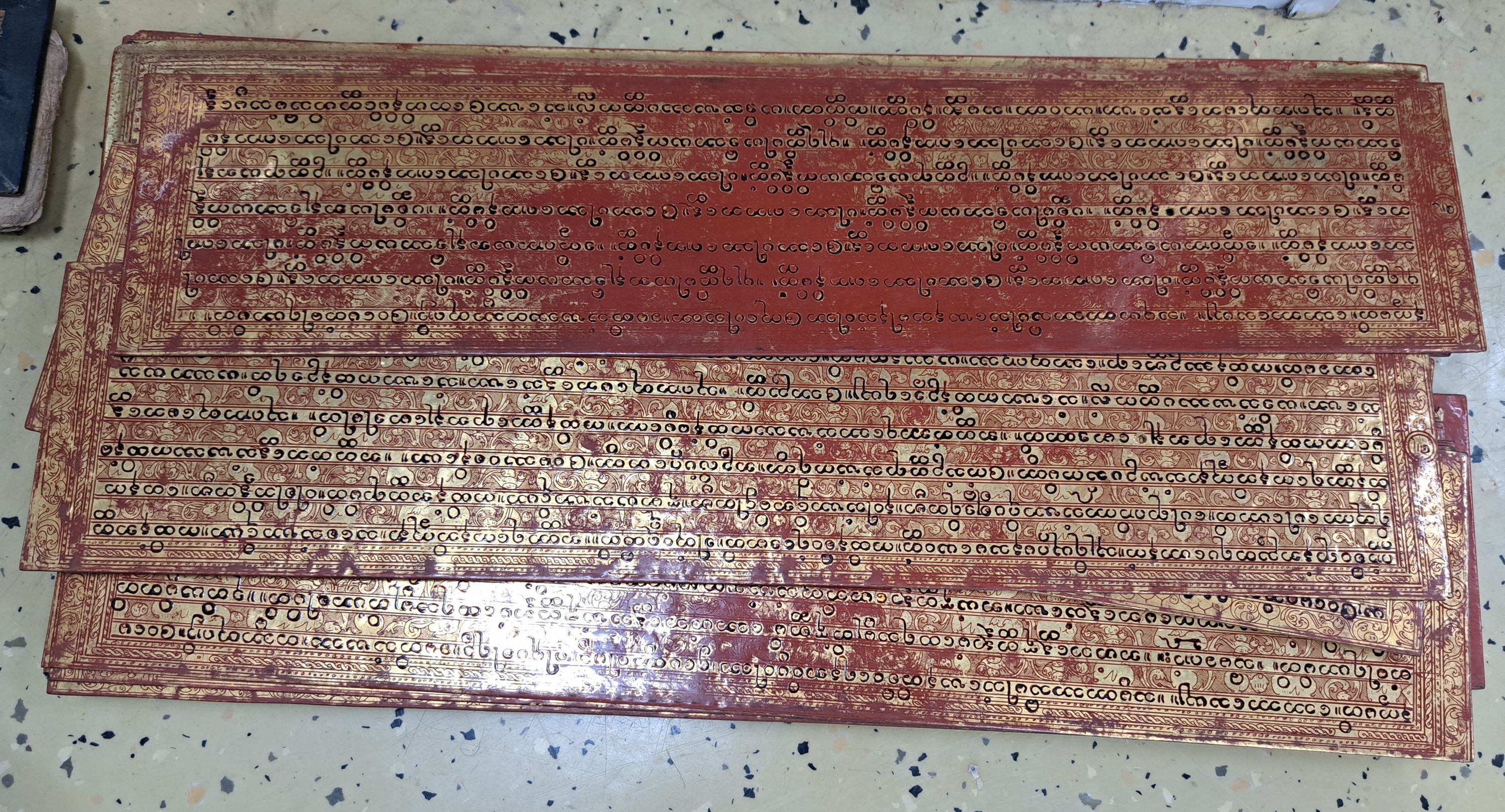 Detail d: Drei Kammavaca, Thailand, 19./20. Jh., heilige burmesische Texte in Pali, 17 Lackblätter, z.T. beidseitig beschrieben in dunkler Schrift, zwei ...