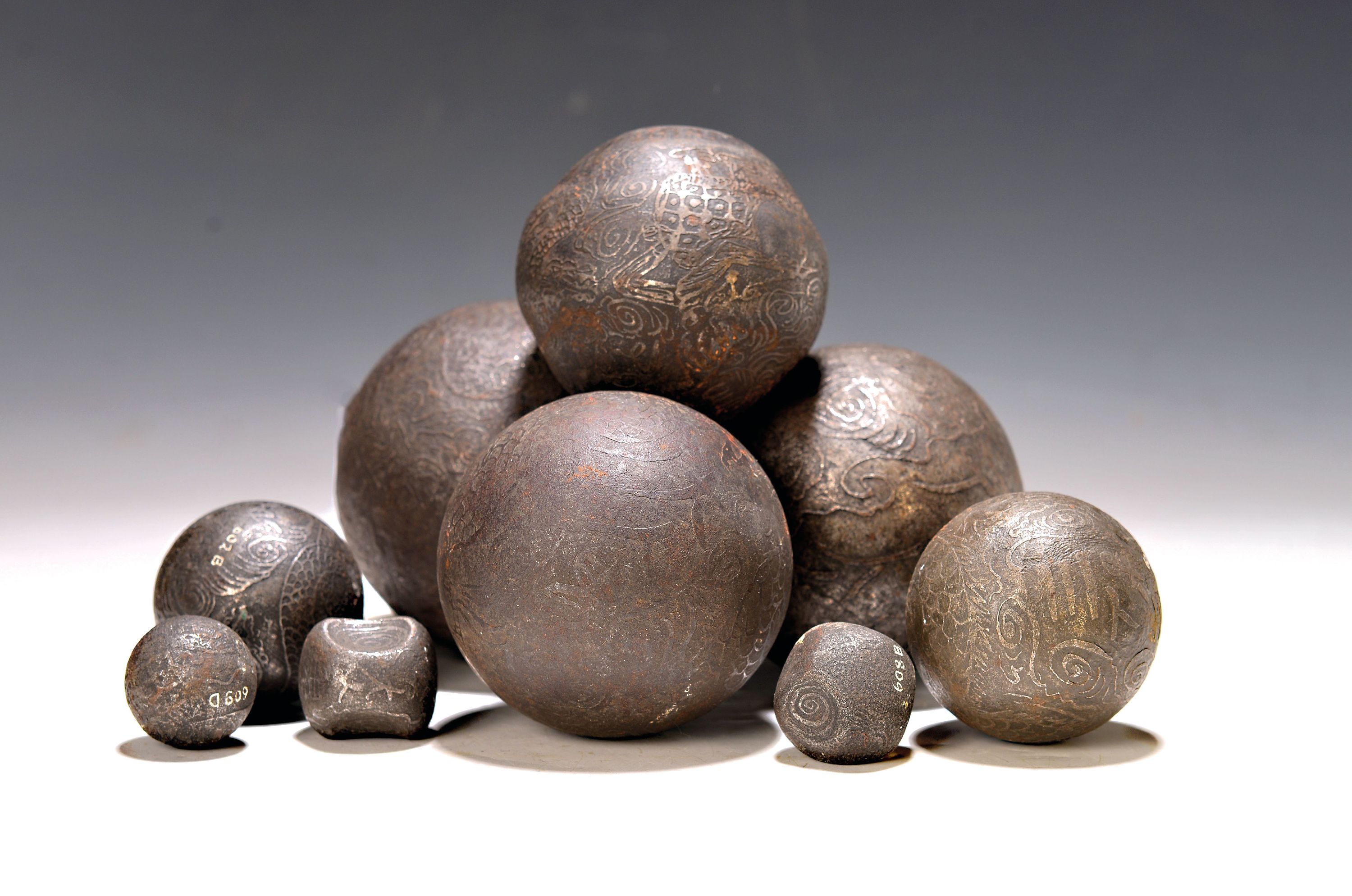 Image 27017036 - 15 Teile Primitivgeld/Eisenkugelgeld/sog. Bullet-Money, Indonesien, 20. Jh., Eisen, ...