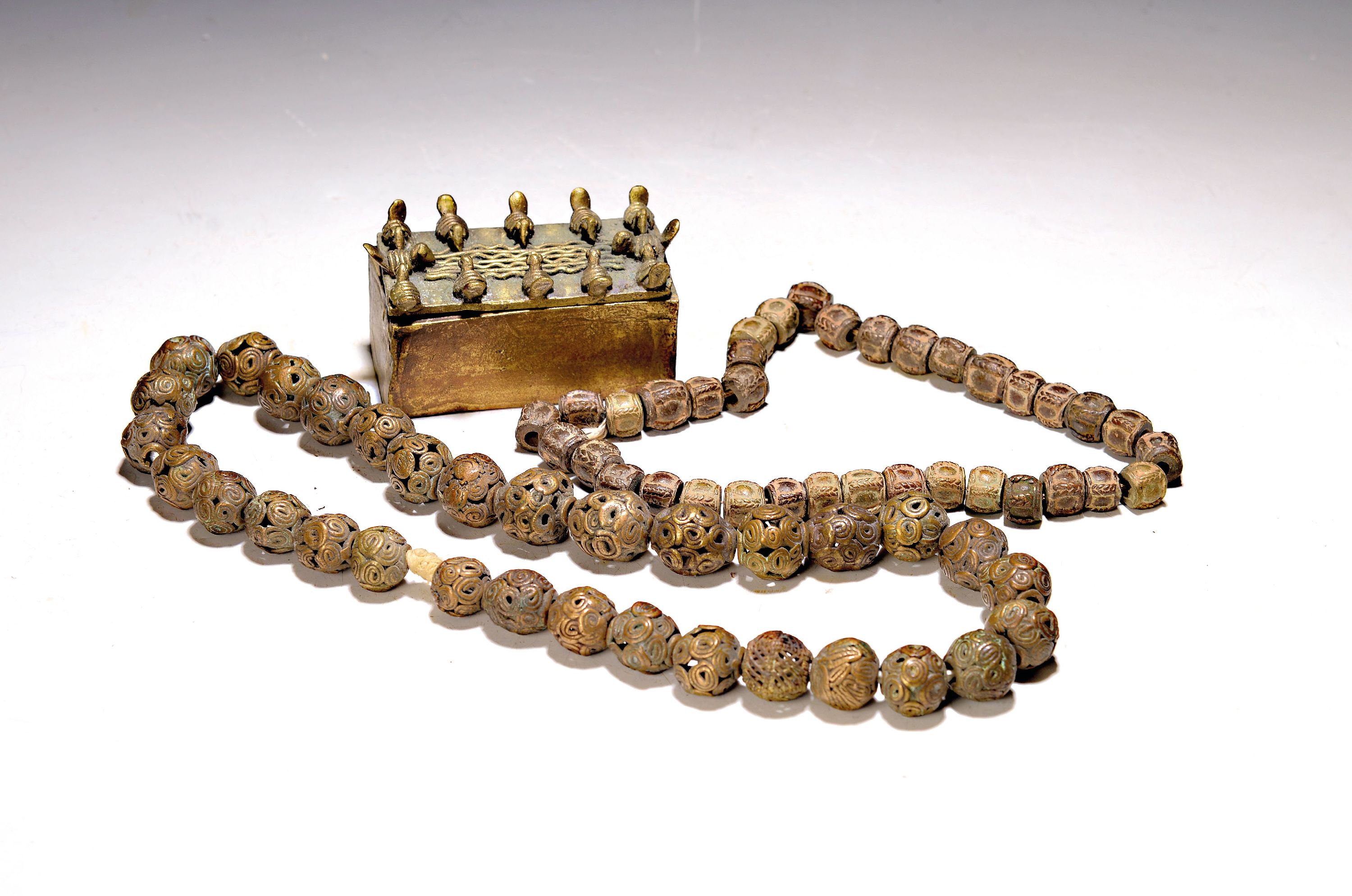 Image 27017040 - 2 Bronzekugelketten und Schatulle, Afrika, z.T. Akan, 19.Jh., Gelbguß, Deckelschatulle ...