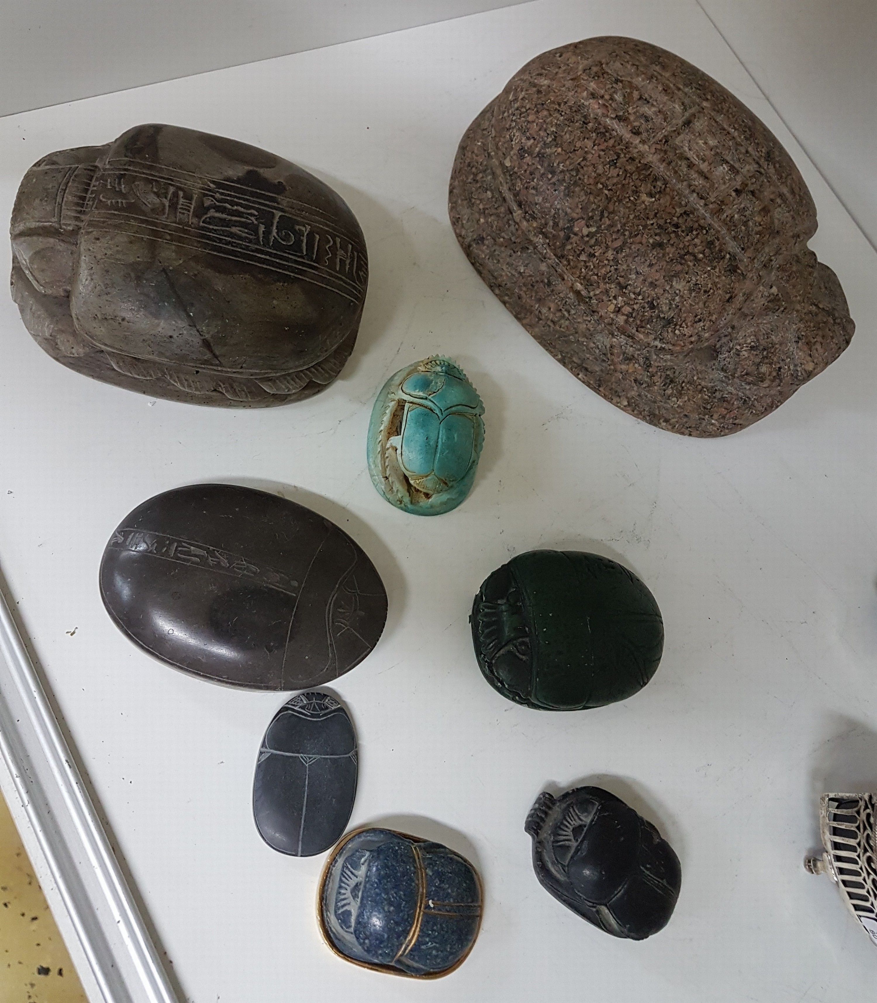 Detail a: Kleine Sammlung aus 8 Skarabaen, 20. Jh., z.T. Speckstein, andere Steine, Keramik u. Gips, einmal mit vergoldeten Metallplatten, versch. Größen von ...