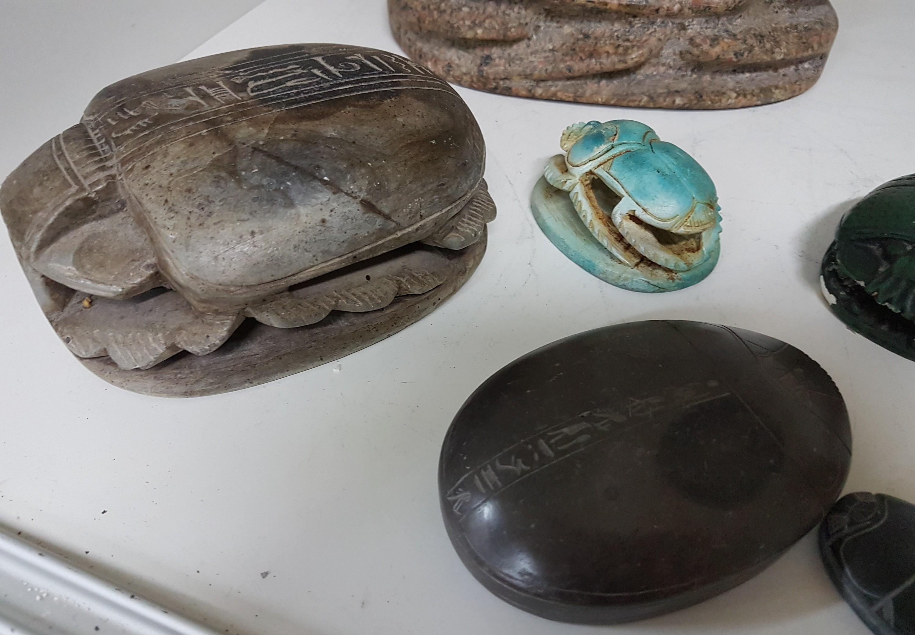 Detail c: Kleine Sammlung aus 8 Skarabaen, 20. Jh., z.T. Speckstein, andere Steine, Keramik u. Gips, einmal mit vergoldeten Metallplatten, versch. Größen von ...