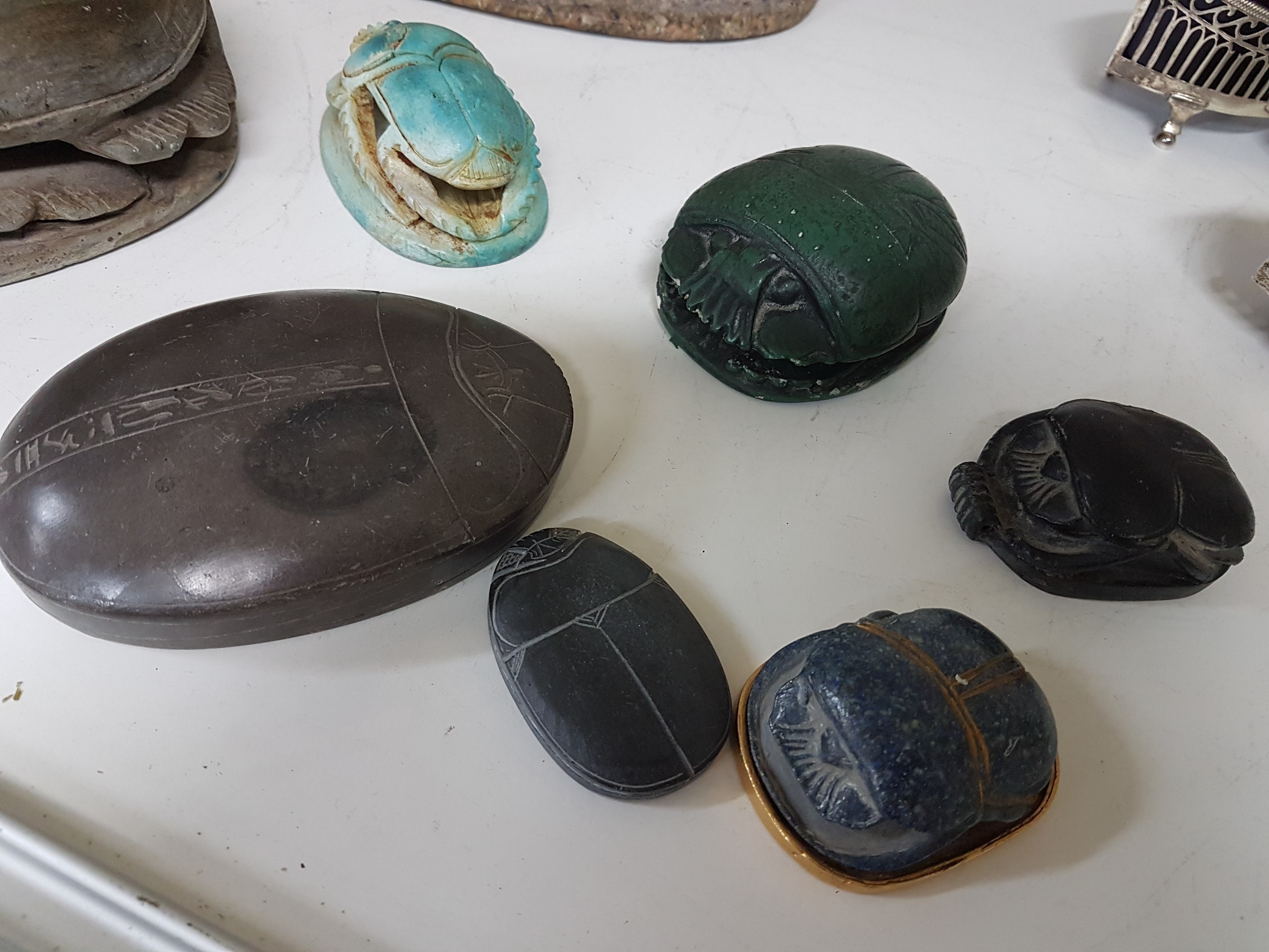 Detail d: Kleine Sammlung aus 8 Skarabaen, 20. Jh., z.T. Speckstein, andere Steine, Keramik u. Gips, einmal mit vergoldeten Metallplatten, versch. Größen von ...