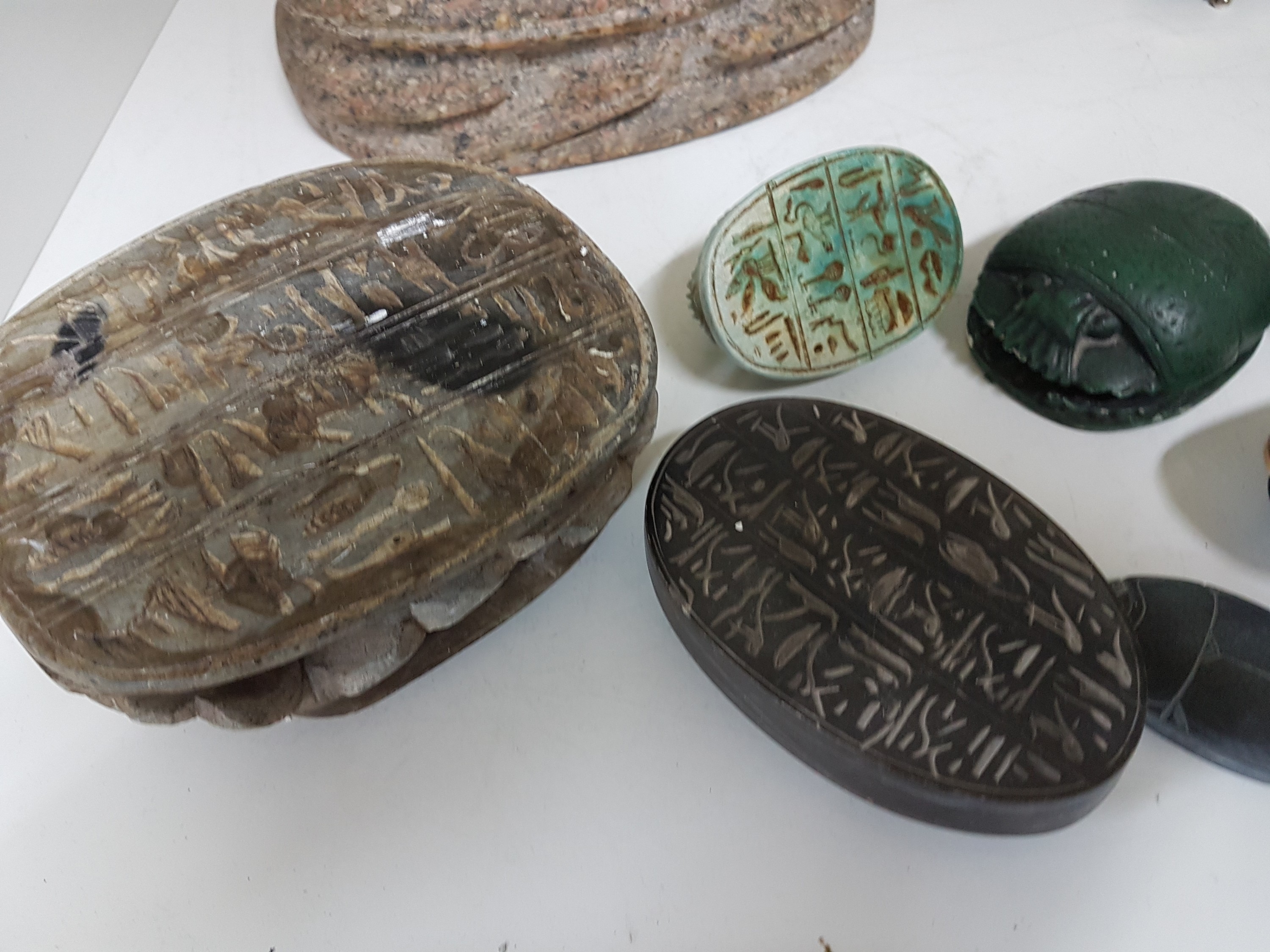 Detail e: Kleine Sammlung aus 8 Skarabaen, 20. Jh., z.T. Speckstein, andere Steine, Keramik u. Gips, einmal mit vergoldeten Metallplatten, versch. Größen von ...
