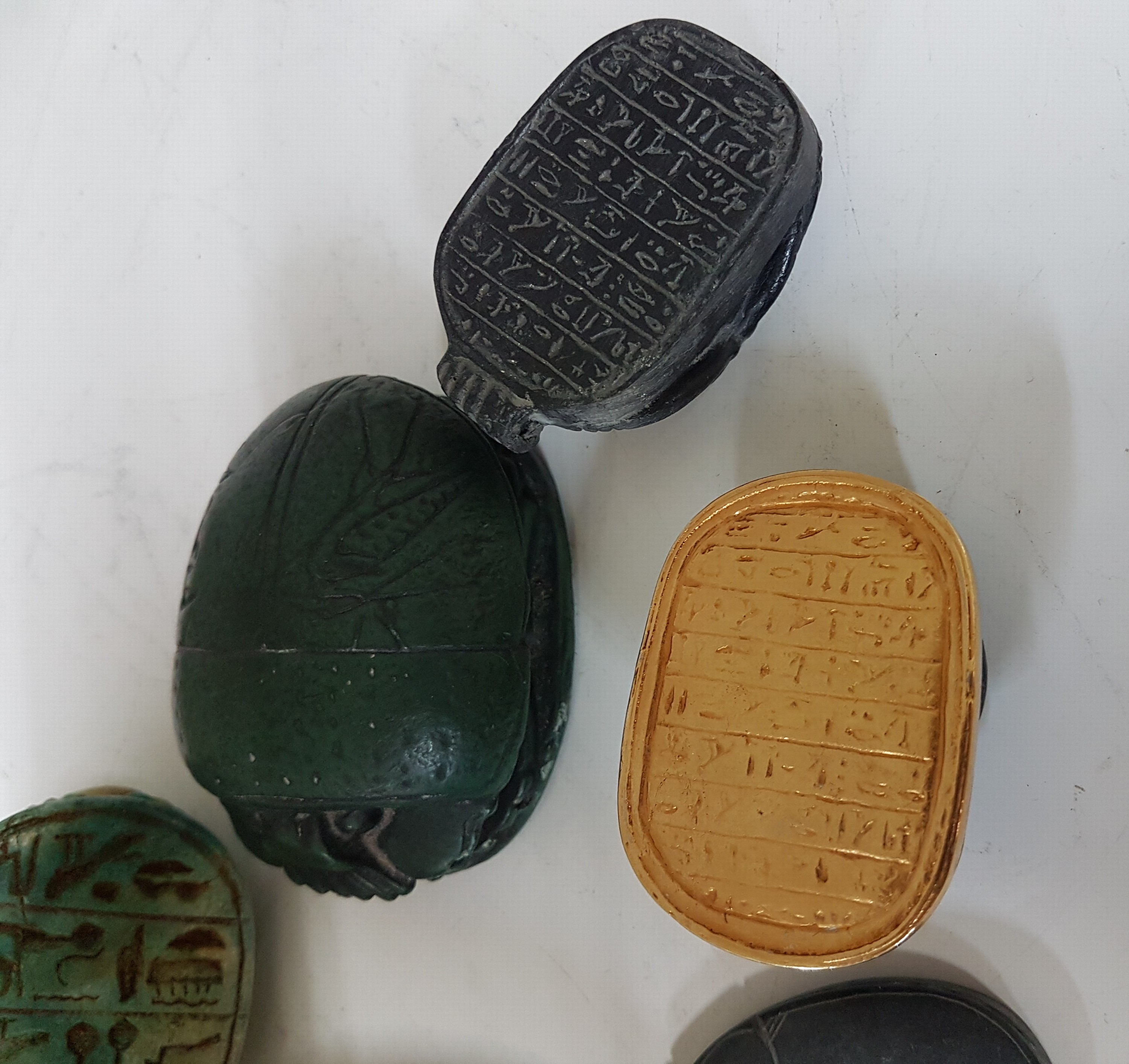 Detail f: Kleine Sammlung aus 8 Skarabaen, 20. Jh., z.T. Speckstein, andere Steine, Keramik u. Gips, einmal mit vergoldeten Metallplatten, versch. Größen von ...