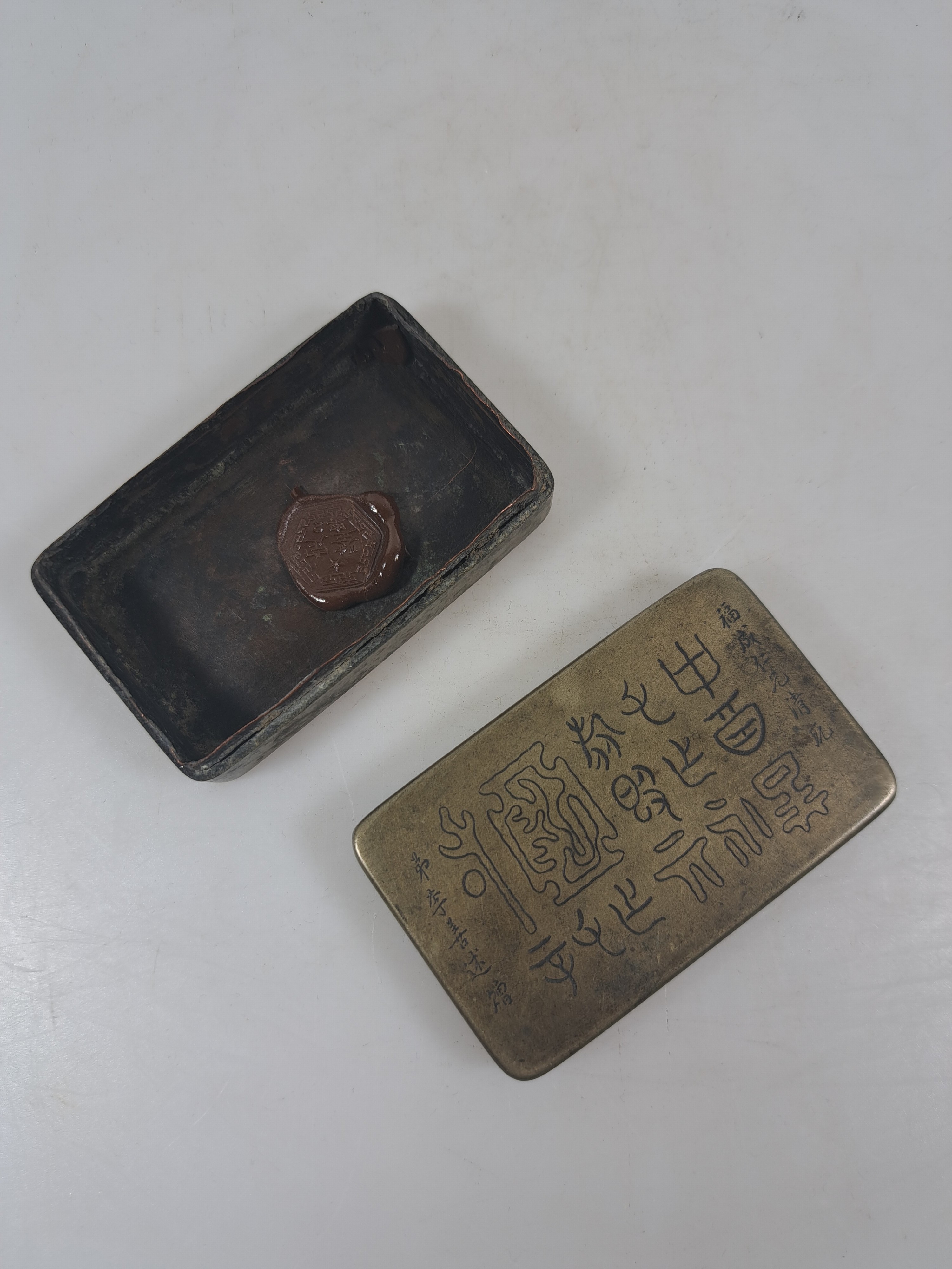 Detail a: Opiumdose, Tintendose und Deckeldose aus China, Metall versilbert, z.T. mit Schriftzeichen; Opiumdose mit graviertem Paar dekoriert, H. ca. 4 cm; ...