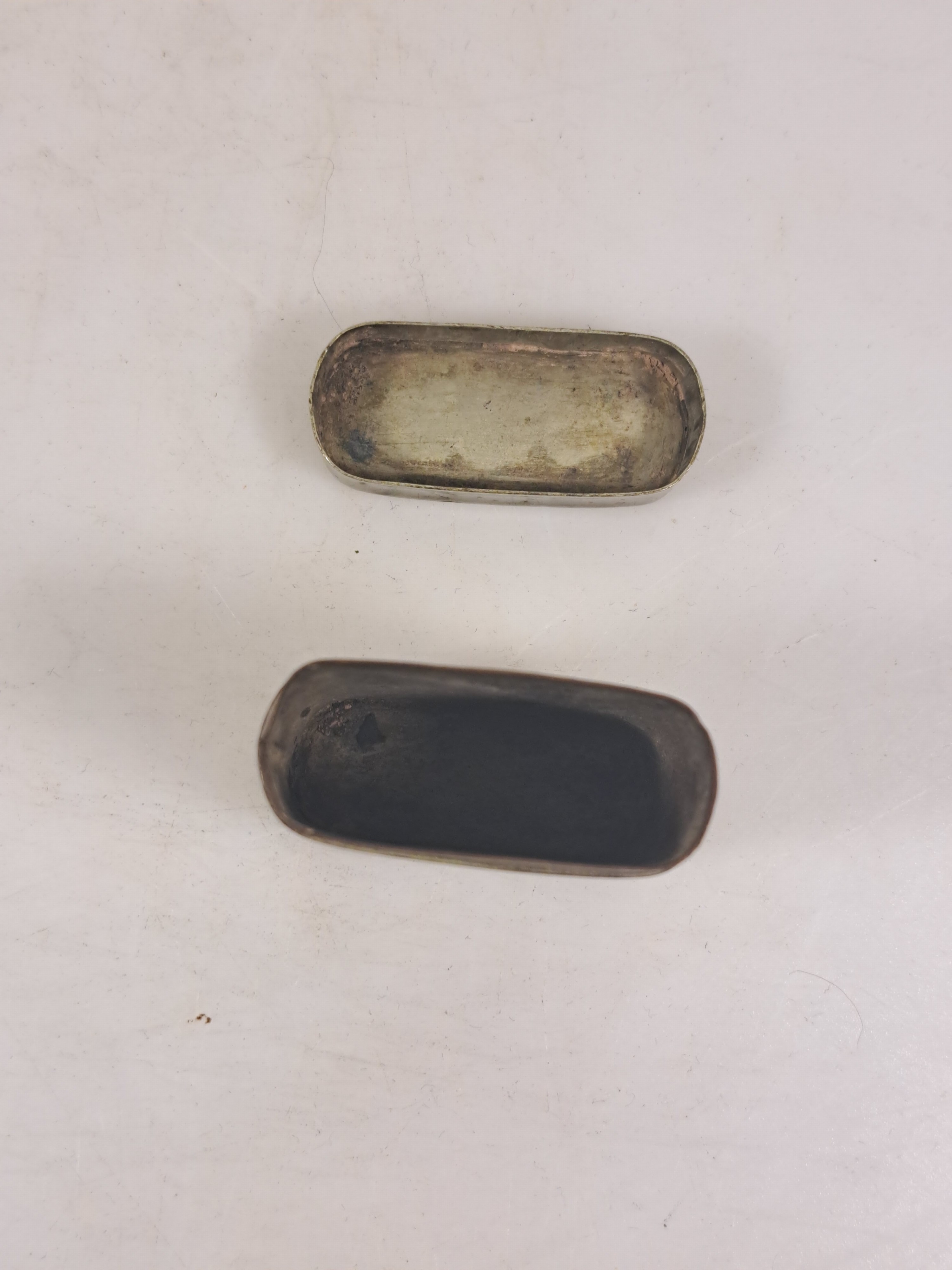 Detail g: Opiumdose, Tintendose und Deckeldose aus China, Metall versilbert, z.T. mit Schriftzeichen; Opiumdose mit graviertem Paar dekoriert, H. ca. 4 cm; ...