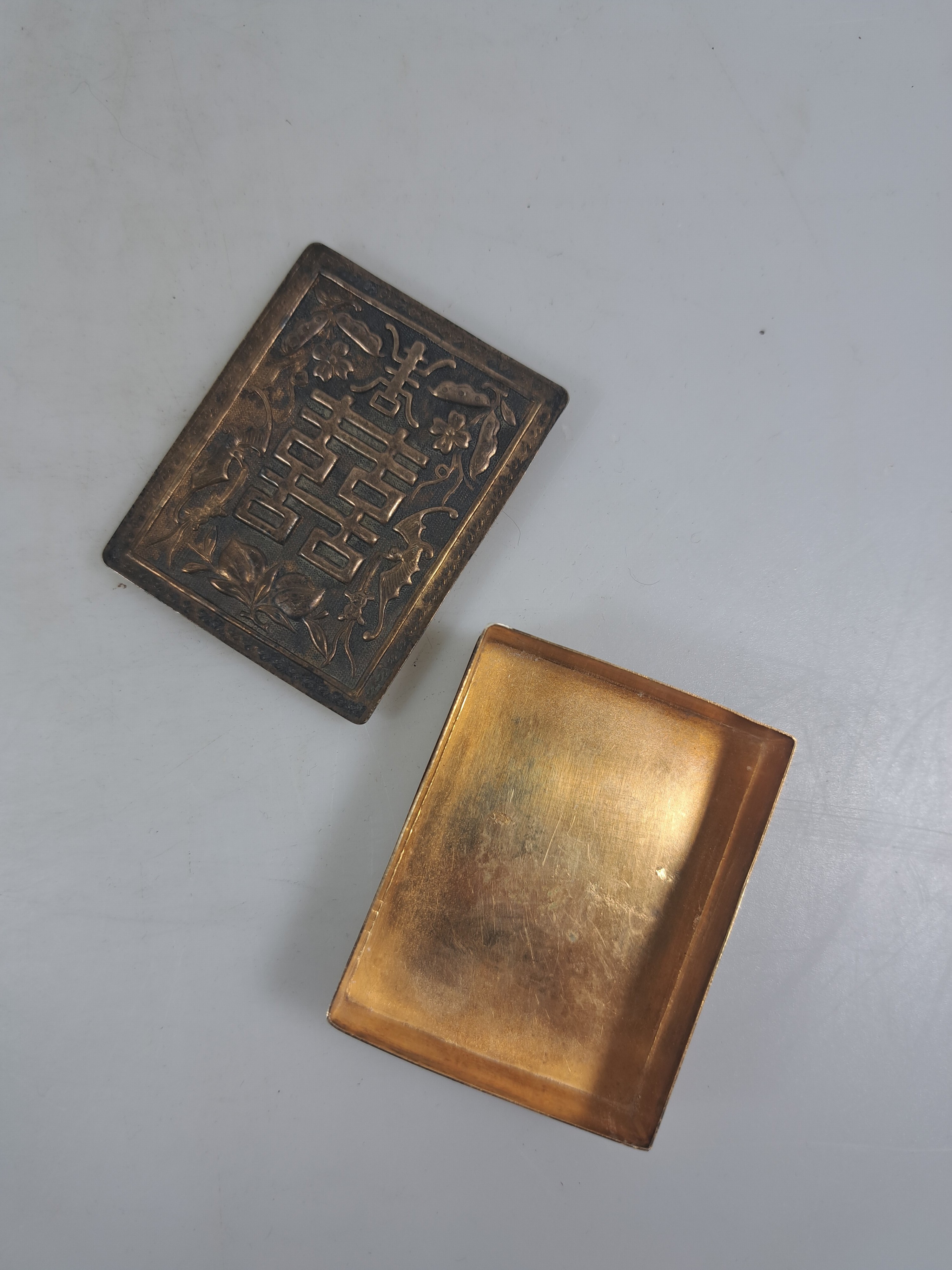 Detail h: Opiumdose, Tintendose und Deckeldose aus China, Metall versilbert, z.T. mit Schriftzeichen; Opiumdose mit graviertem Paar dekoriert, H. ca. 4 cm; ...