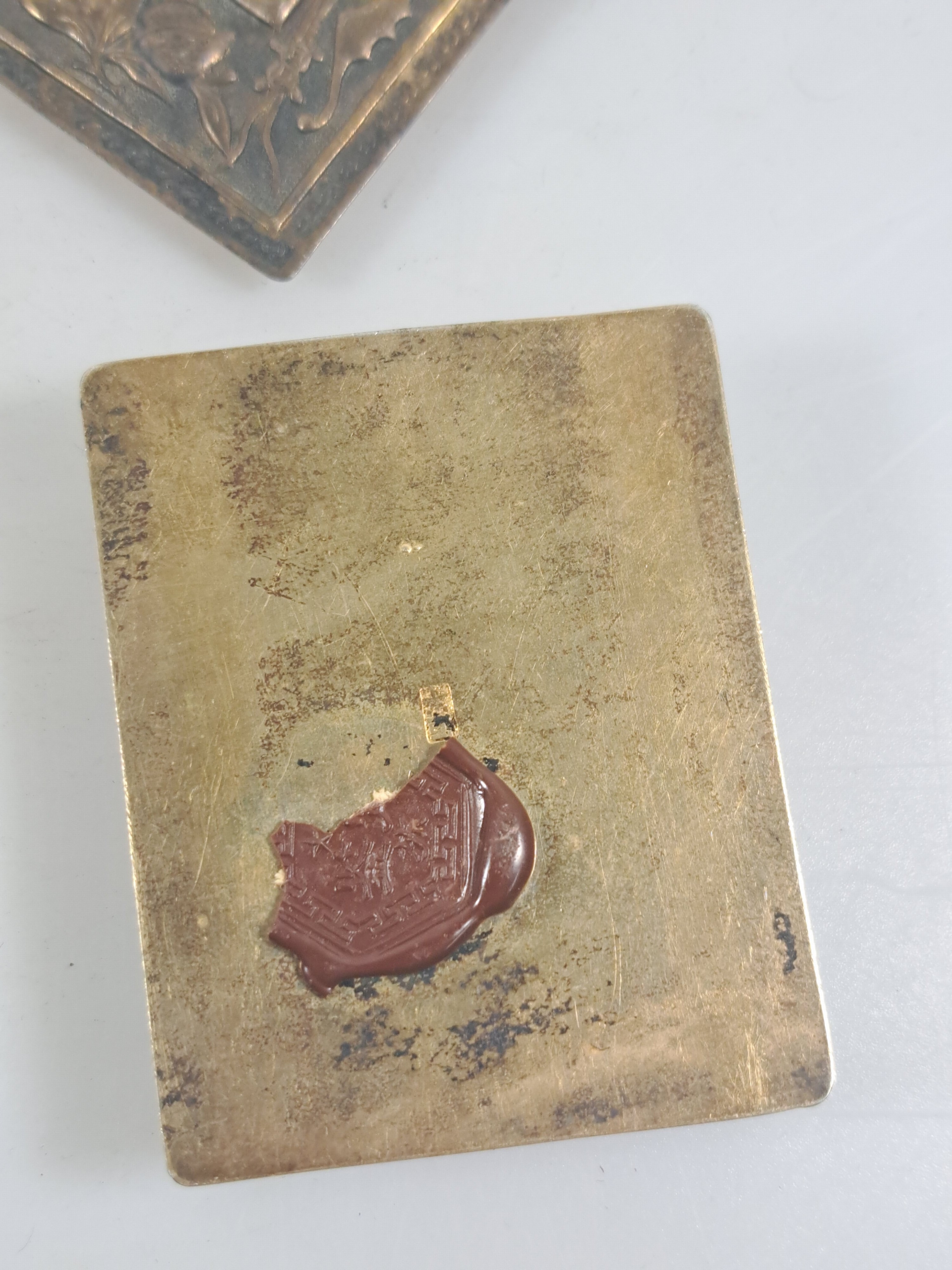 Detail i: Opiumdose, Tintendose und Deckeldose aus China, Metall versilbert, z.T. mit Schriftzeichen; Opiumdose mit graviertem Paar dekoriert, H. ca. 4 cm; ...