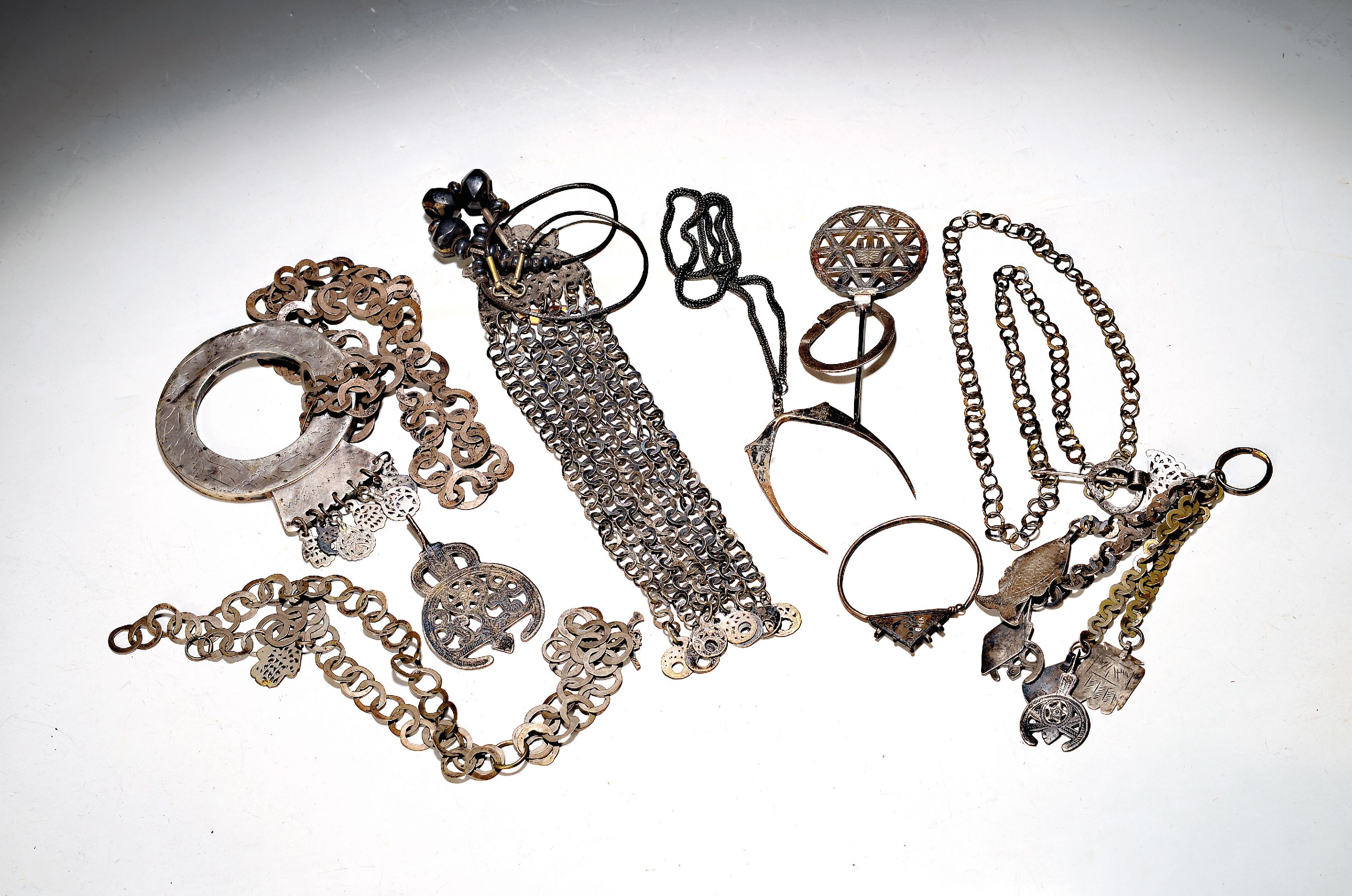 Image 27017045 - 9 Teile Berberschmuck, überwiegend Nordafrika, 20. Jh., u.a. Anstecker, z.T. mit ...