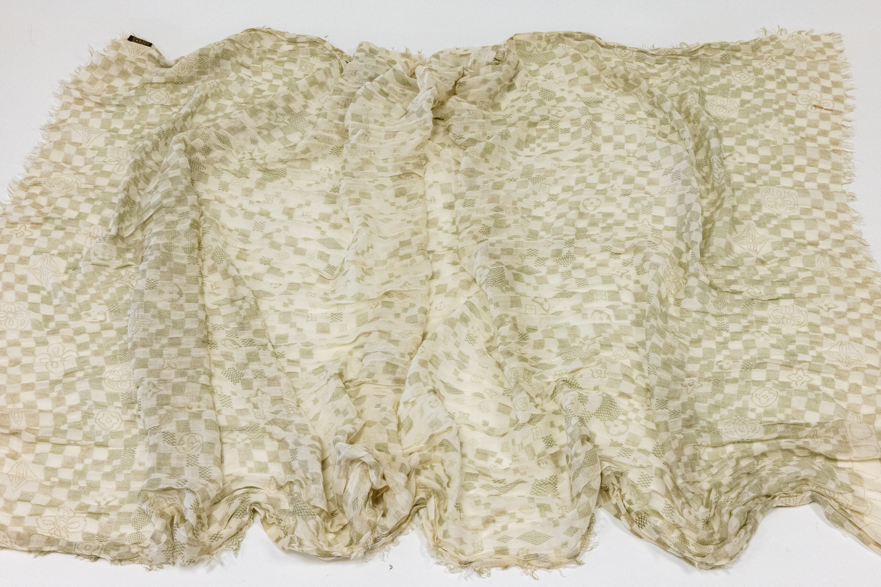 Image 27017070 - LOUIS VUITTON Monogram Denim Schal, in Grün/Weiß, 70% Kaschmir, 30% Seide, ca. 185 x ...