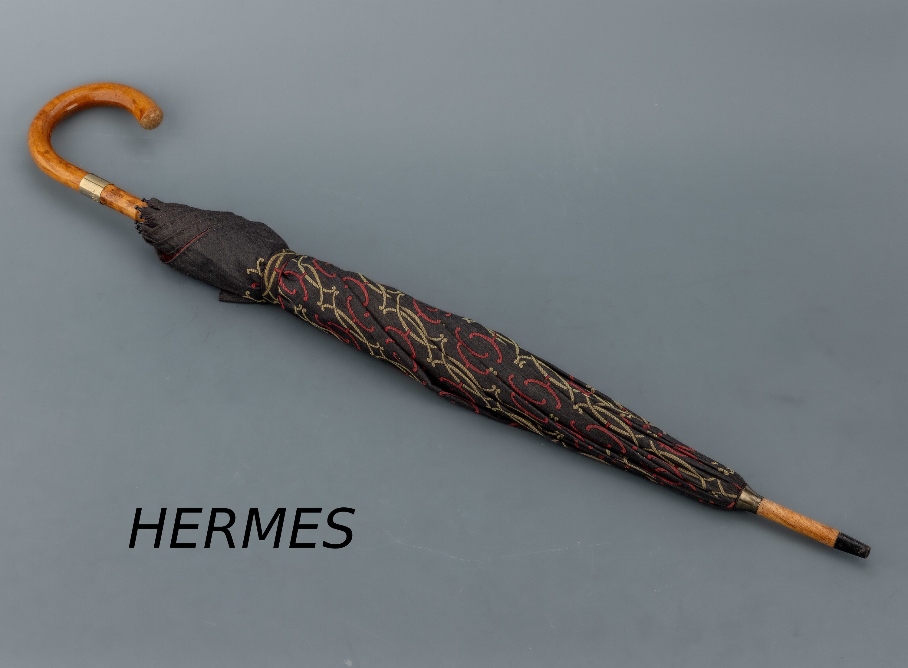 Image 27017074 - HERMES Schirm, Paris, schwarz mit gelben und roten H Emblemen, Holzrahmen, ...