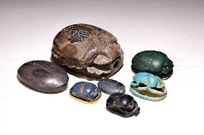 Image Kleine Sammlung aus 8 Skarabaen, 20. Jh., z.T. Speckstein, andere Steine, Keramik u. ...