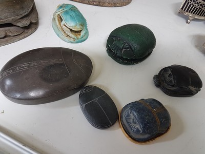 27017041d - Kleine Sammlung aus 8 Skarabaen, 20. Jh., z.T. Speckstein, andere Steine, Keramik u. ...