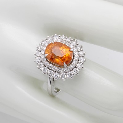 27017060a - Ring mit Granat und Brillanten, WG 750/000, ovaler Spessartin-Granat 3.50 ct umgeben v. ...