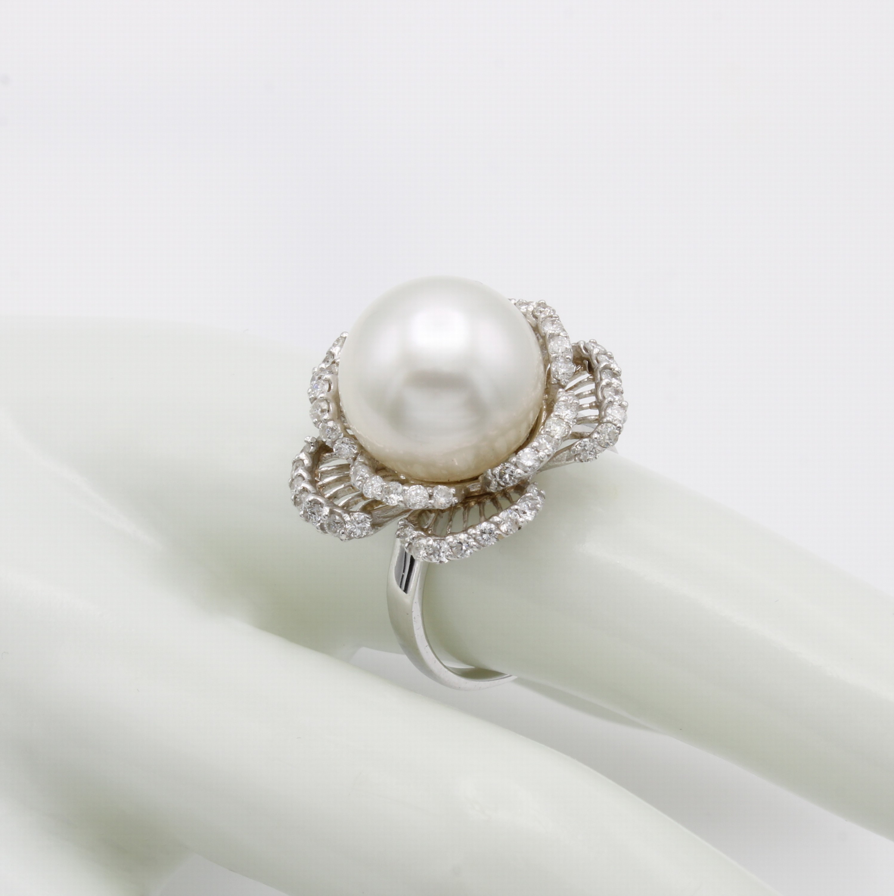 Image 27017341 - Ring mit Südseeperle und Brillanten, WG 750/000, weiße Perle in blütenförm. Fassung ...