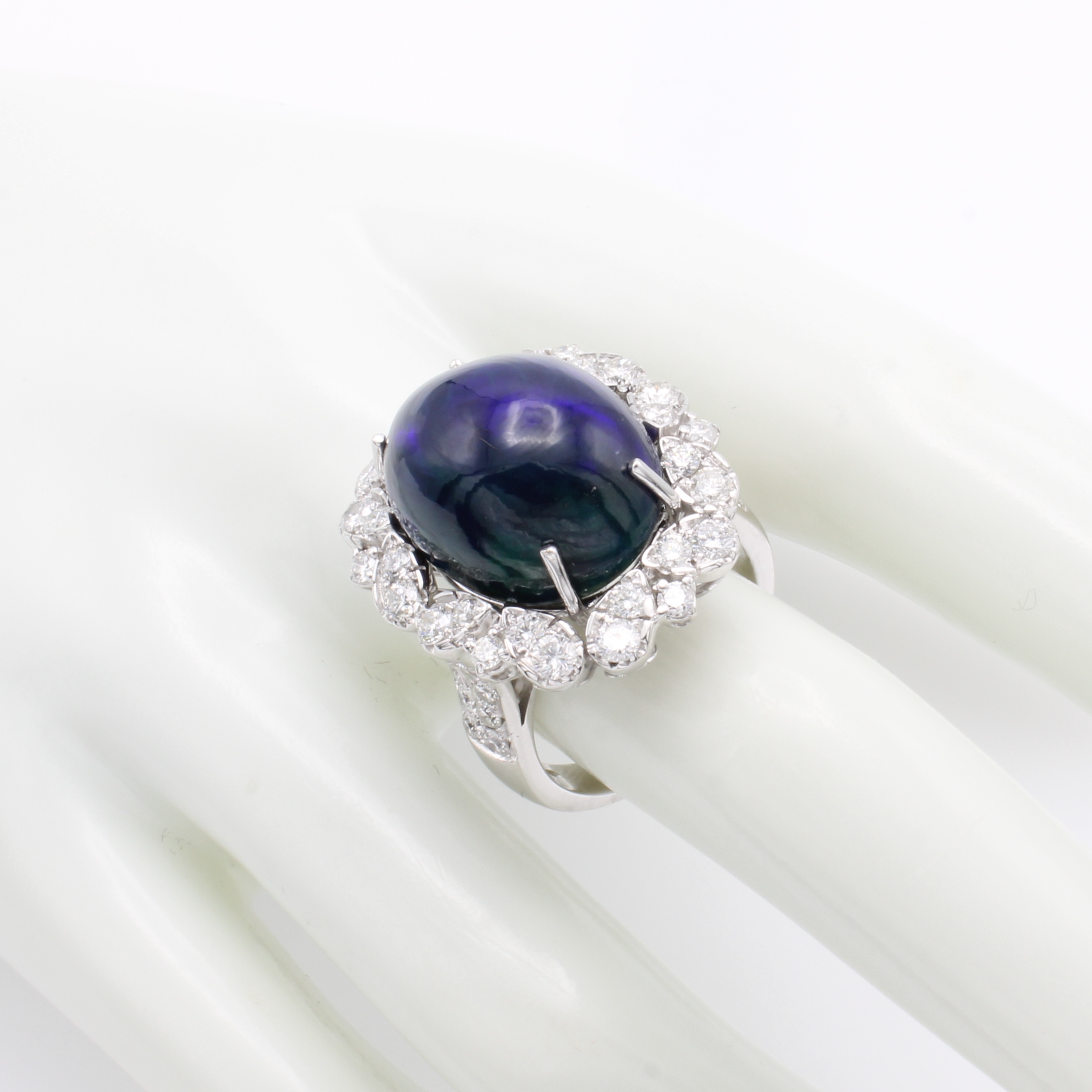 Image 27017342 - Ring mit Opal und Brillanten, WG 750/000, ovaler Opalcabochon mit blauem und grünem ...