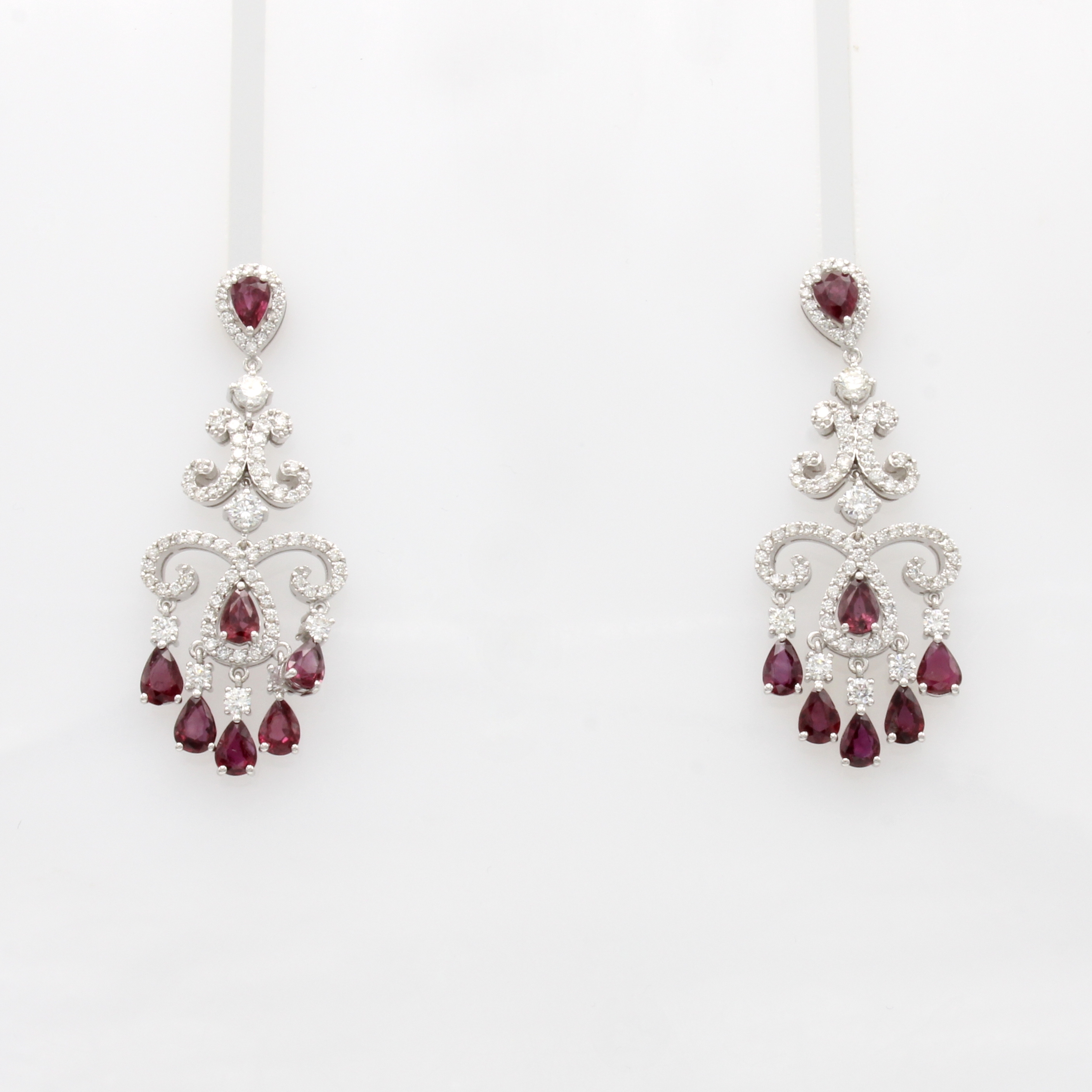 Image 27017385 - Paar Ohrgehänge mit Rubinen und Brillanten, WG 750/000, verspieltes, ornamentreiches ...