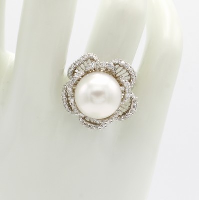 27017341a - Ring mit Südseeperle und Brillanten, WG 750/000, weiße Perle in blütenförm. Fassung ...