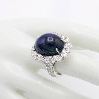 27017342a - Ring mit Opal und Brillanten, WG 750/000, ovaler Opalcabochon mit blauem und grünem ...