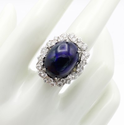 27017342b - Ring mit Opal und Brillanten, WG 750/000, ovaler Opalcabochon mit blauem und grünem ...