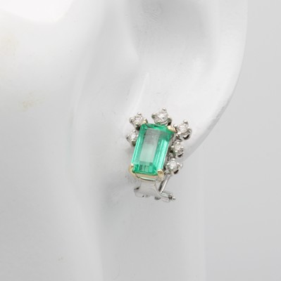 27017343b - Paar Ohrstecker mit Smaragden und Brillanten, WG 585/000, 2 achteck. Smaragde zus. ca. ...