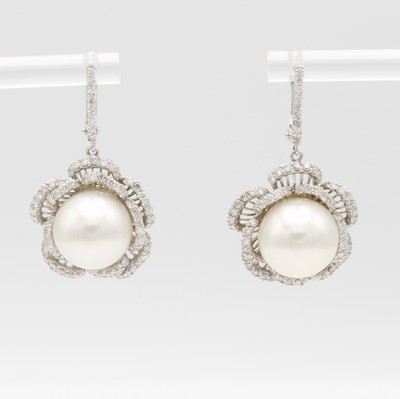 27017364a - Paar Ohrgehänge mit Südseeperlen und Brillanten, WG 750/000, 2 weiße Perlen in ...
