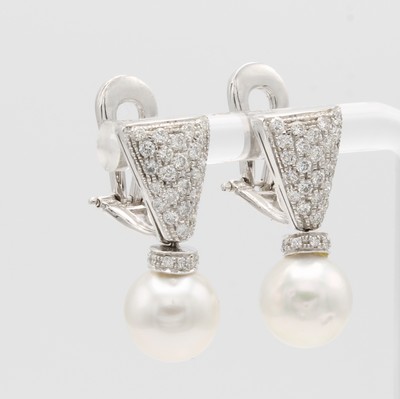 27017370a - Paar Ohrstecker mit Südseeperle und Brillanten, WG 750/000, 2 weiße-graue Perlen als ...