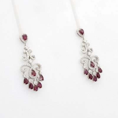 27017385a - Paar Ohrgehänge mit Rubinen und Brillanten, WG 750/000, verspieltes, ornamentreiches ...