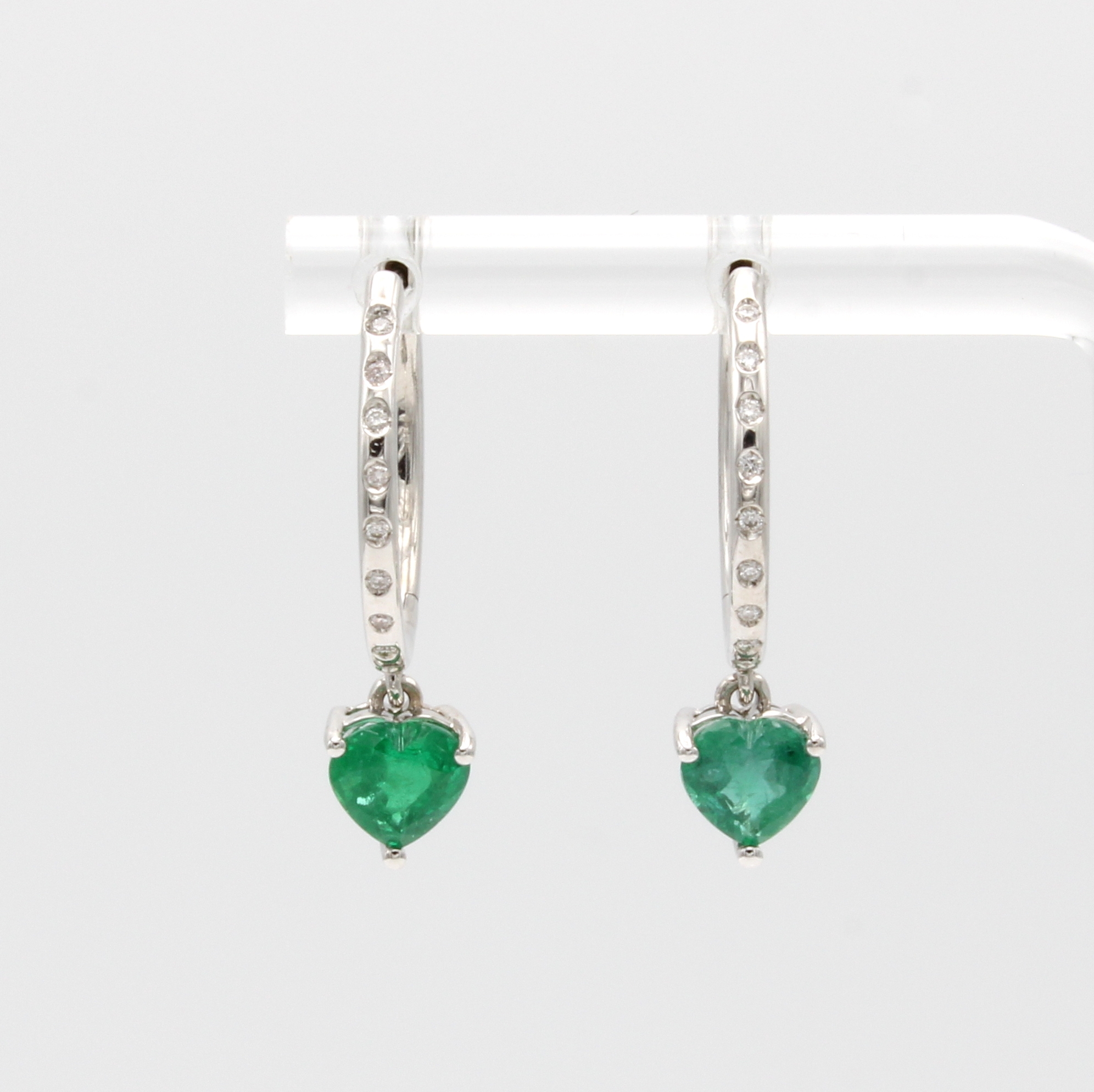 Image 27017416 - Paar Klappcreolen mit Smaragdabhängungen, WG 750/000, Smaragdherze zus. ca. 1.65 ct, ...