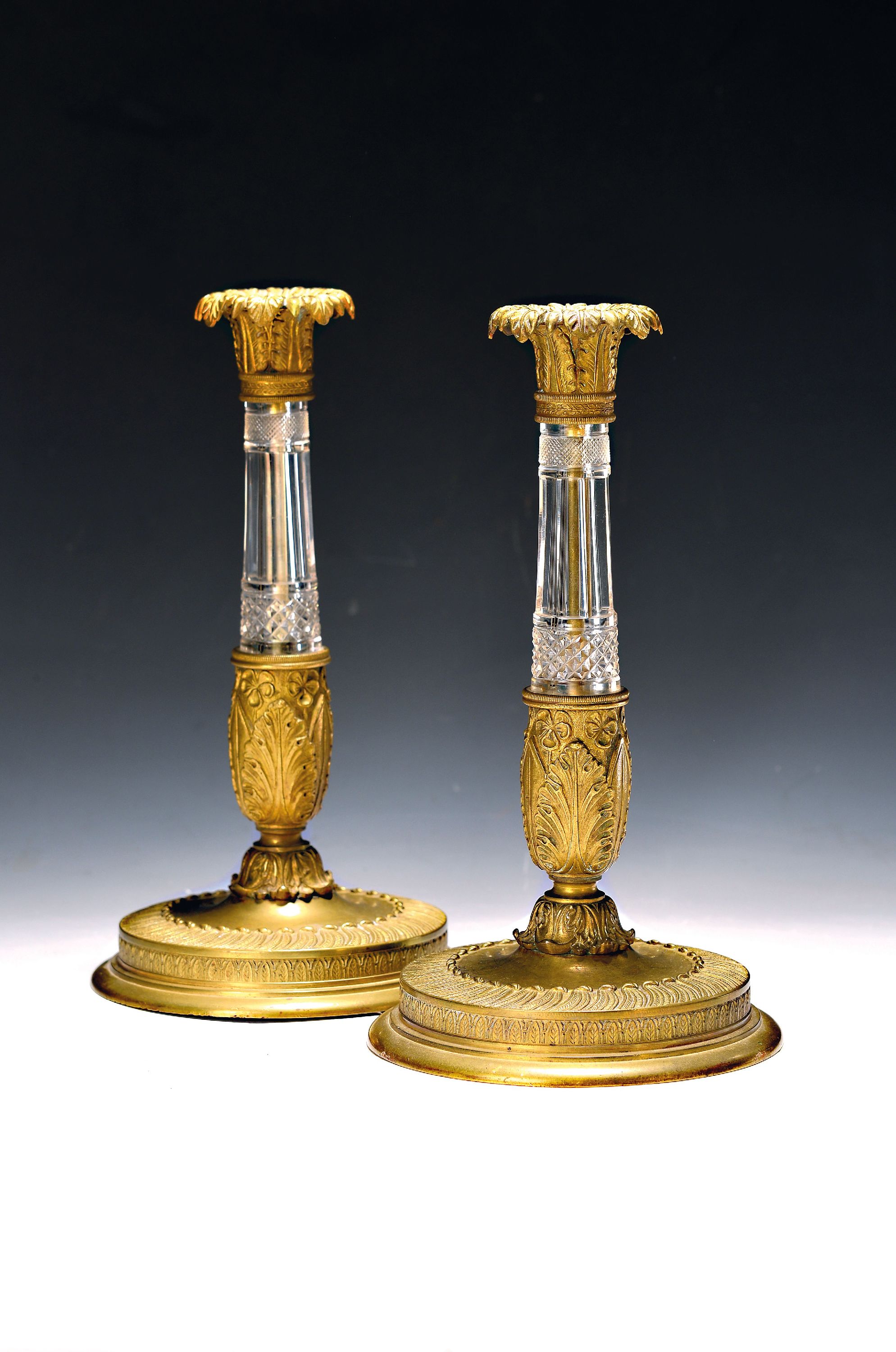 Paar Leuchter, wohl Frankreich um 1840, Bronze mit geschliffenem, Kristalleinsätzen, Messing, reich verziert, Akanthusblattdekor H. ca. 26.5 cm