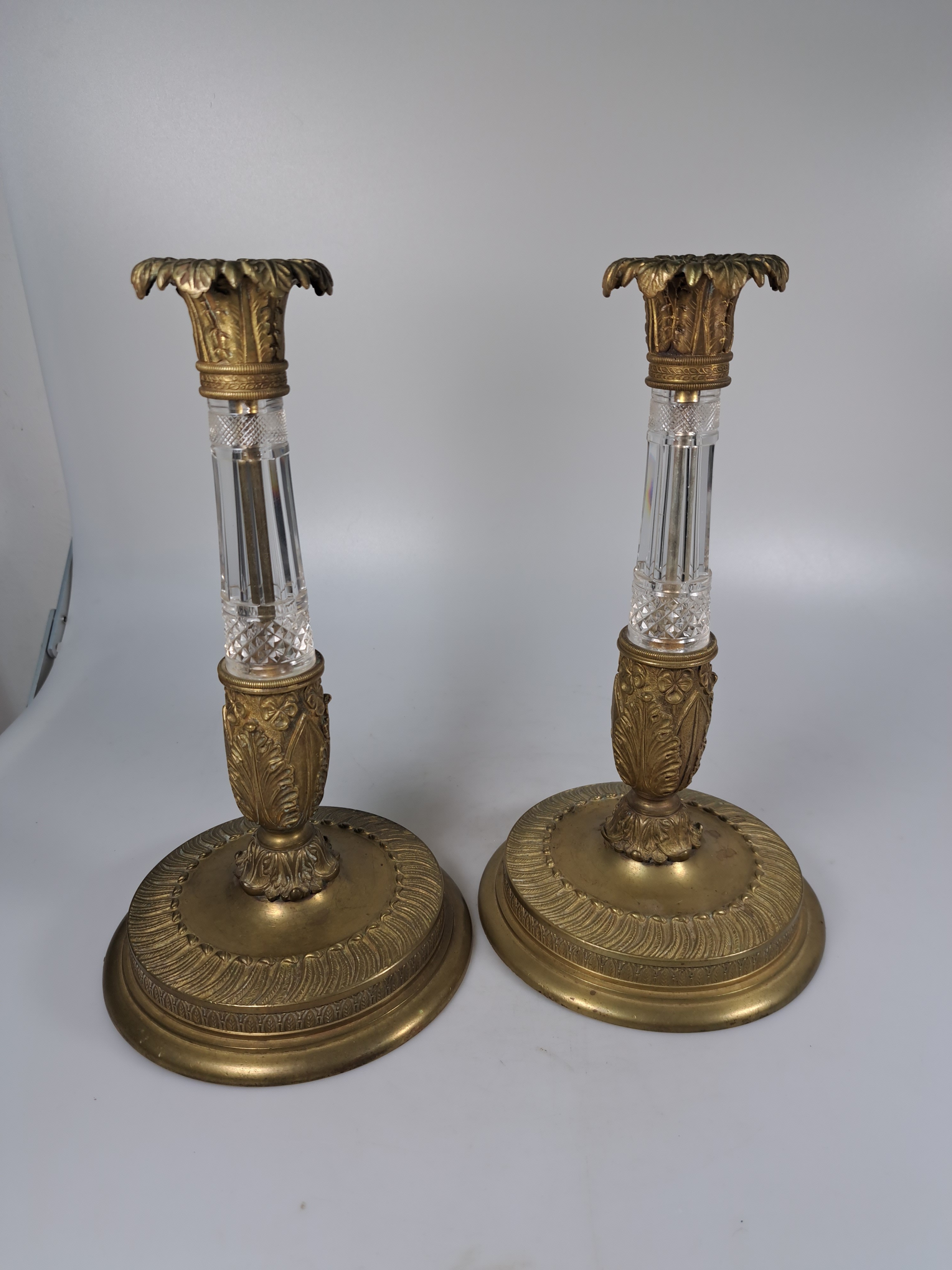 Detail a: Paar Leuchter, wohl Frankreich um 1840, Bronze mit geschliffenem, Kristalleinsätzen, Messing, reich verziert, Akanthusblattdekor H. ca. 26.5 cm