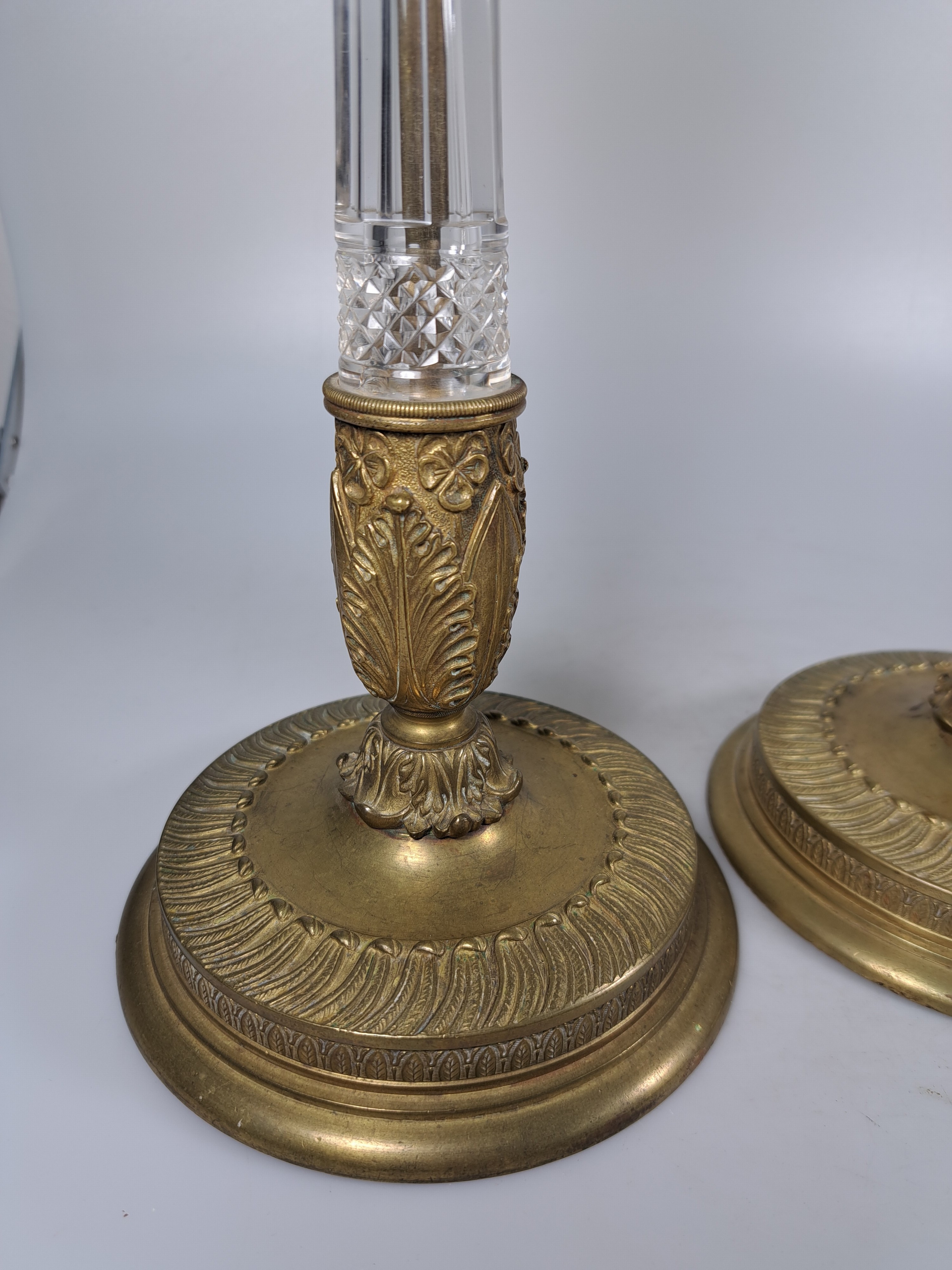 Detail b: Paar Leuchter, wohl Frankreich um 1840, Bronze mit geschliffenem, Kristalleinsätzen, Messing, reich verziert, Akanthusblattdekor H. ca. 26.5 cm