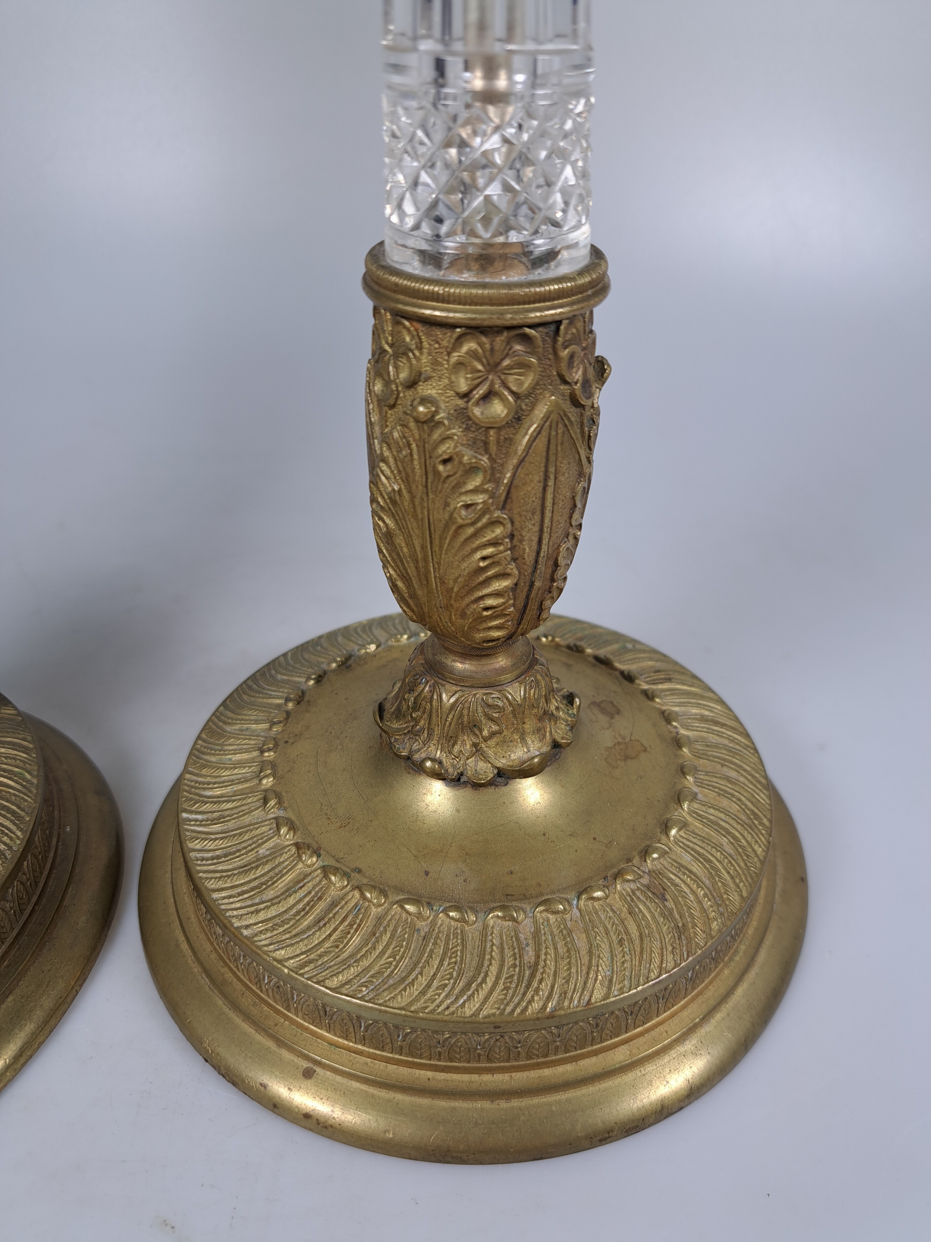 Detail c: Paar Leuchter, wohl Frankreich um 1840, Bronze mit geschliffenem, Kristalleinsätzen, Messing, reich verziert, Akanthusblattdekor H. ca. 26.5 cm