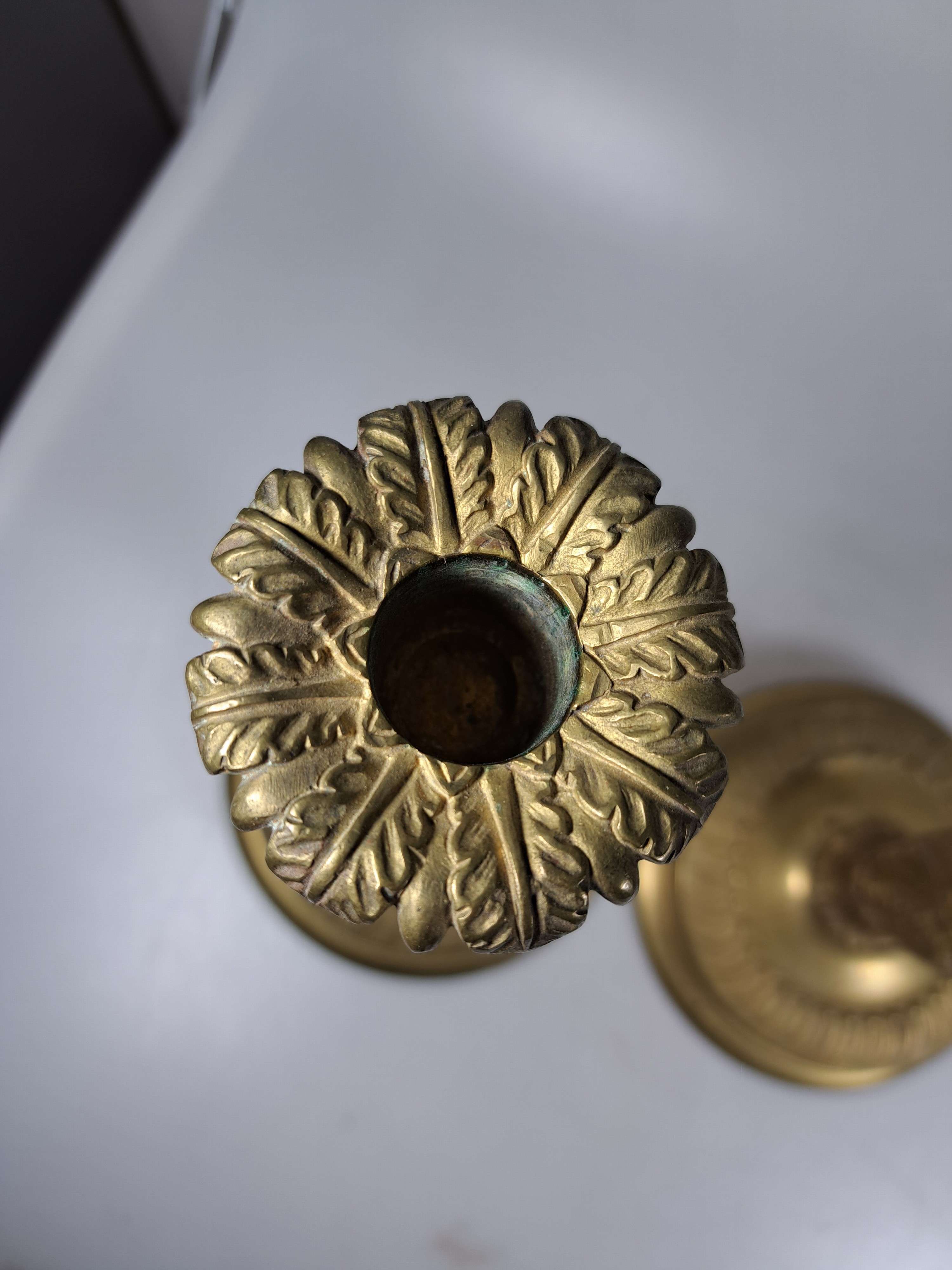 Detail d: Paar Leuchter, wohl Frankreich um 1840, Bronze mit geschliffenem, Kristalleinsätzen, Messing, reich verziert, Akanthusblattdekor H. ca. 26.5 cm