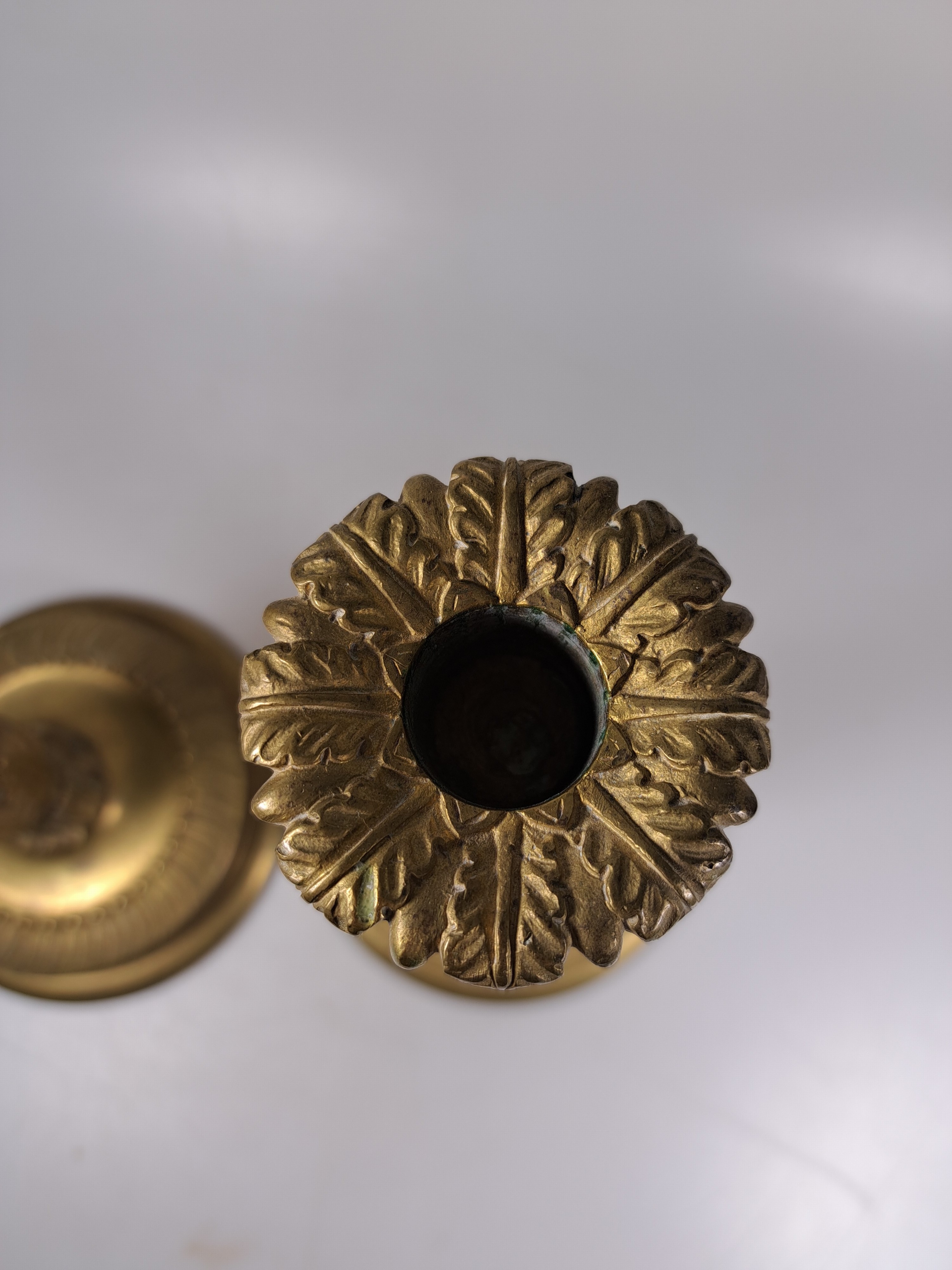 Detail e: Paar Leuchter, wohl Frankreich um 1840, Bronze mit geschliffenem, Kristalleinsätzen, Messing, reich verziert, Akanthusblattdekor H. ca. 26.5 cm