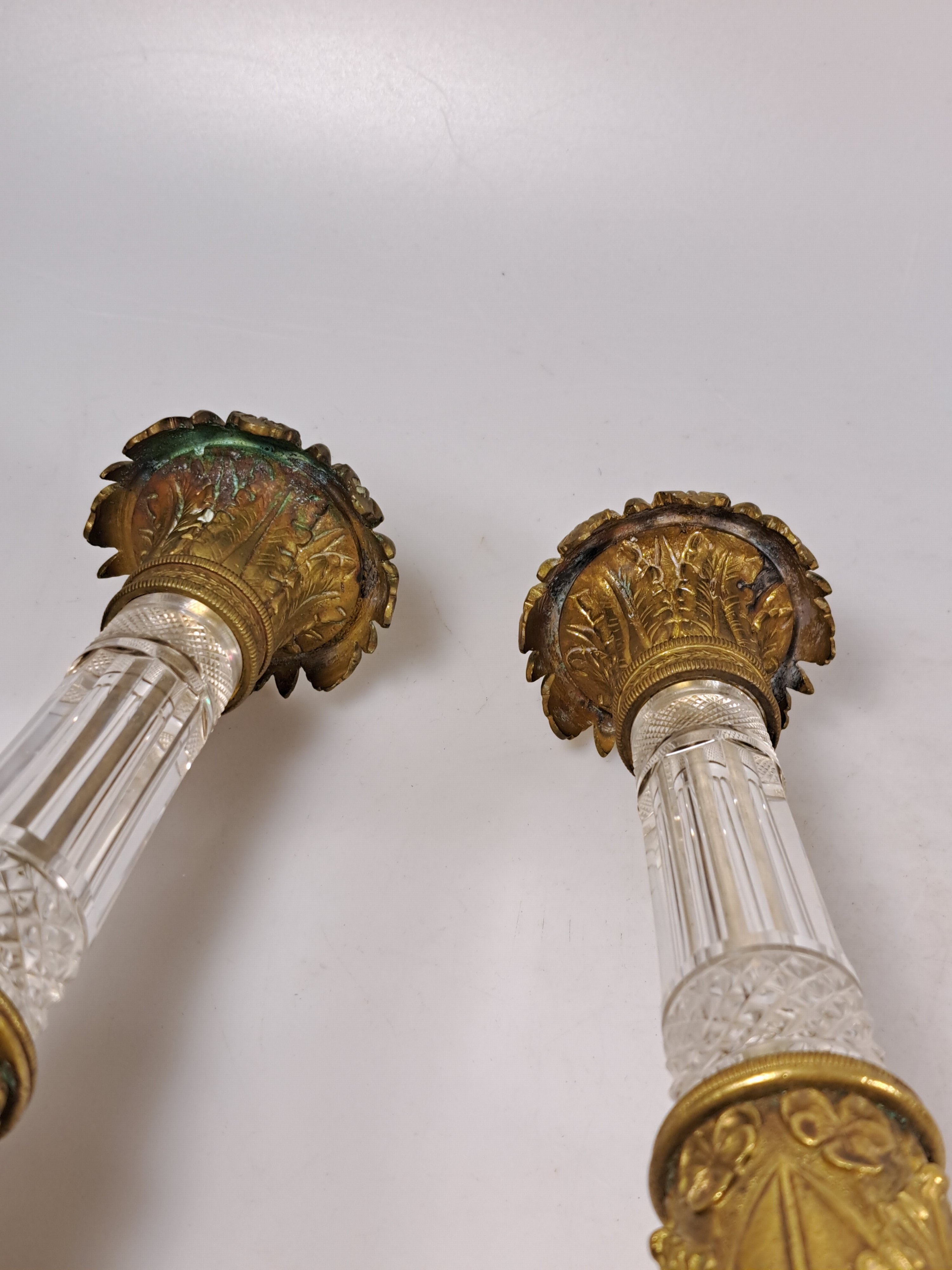 Detail f: Paar Leuchter, wohl Frankreich um 1840, Bronze mit geschliffenem, Kristalleinsätzen, Messing, reich verziert, Akanthusblattdekor H. ca. 26.5 cm