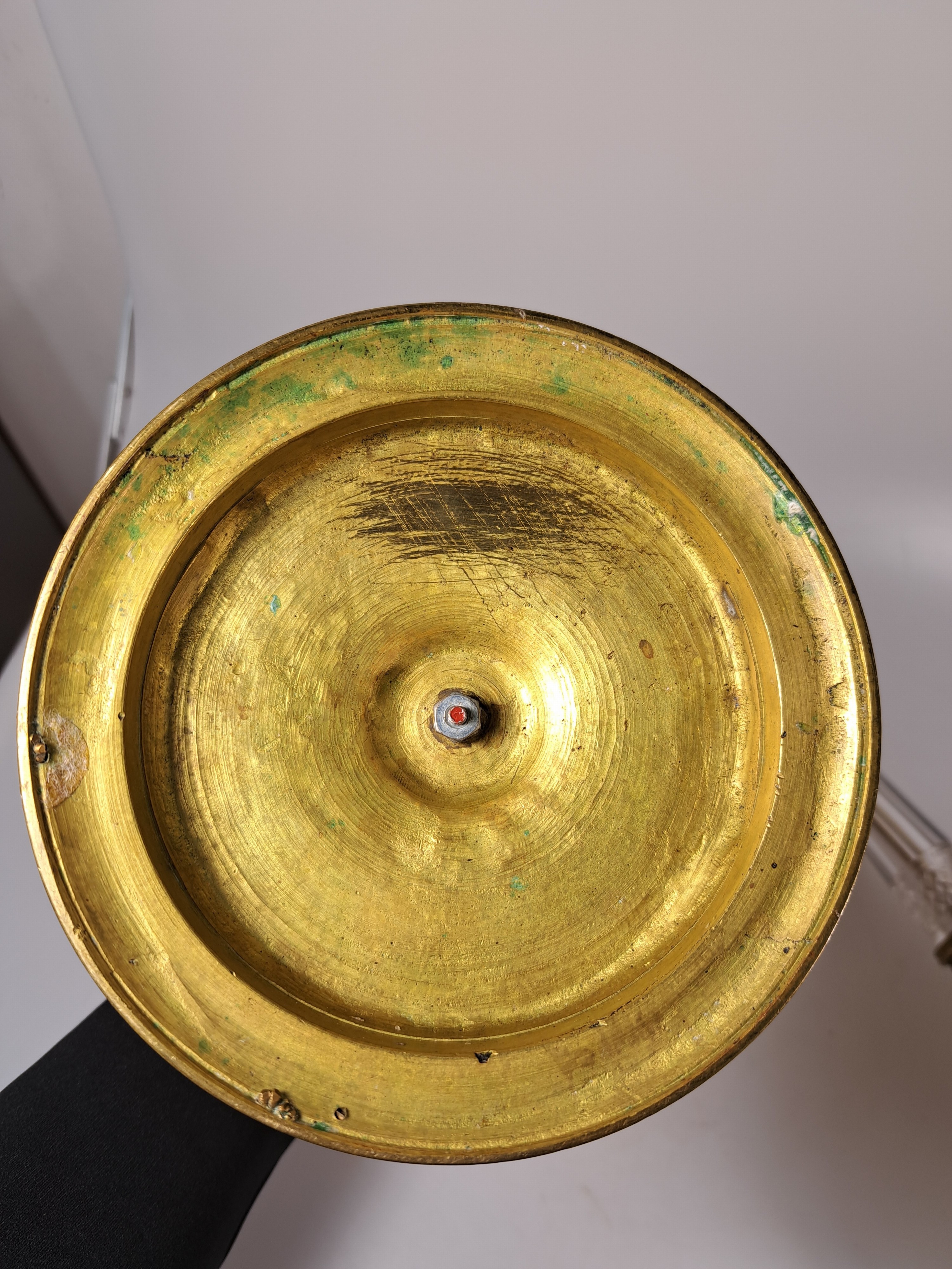 Detail g: Paar Leuchter, wohl Frankreich um 1840, Bronze mit geschliffenem, Kristalleinsätzen, Messing, reich verziert, Akanthusblattdekor H. ca. 26.5 cm