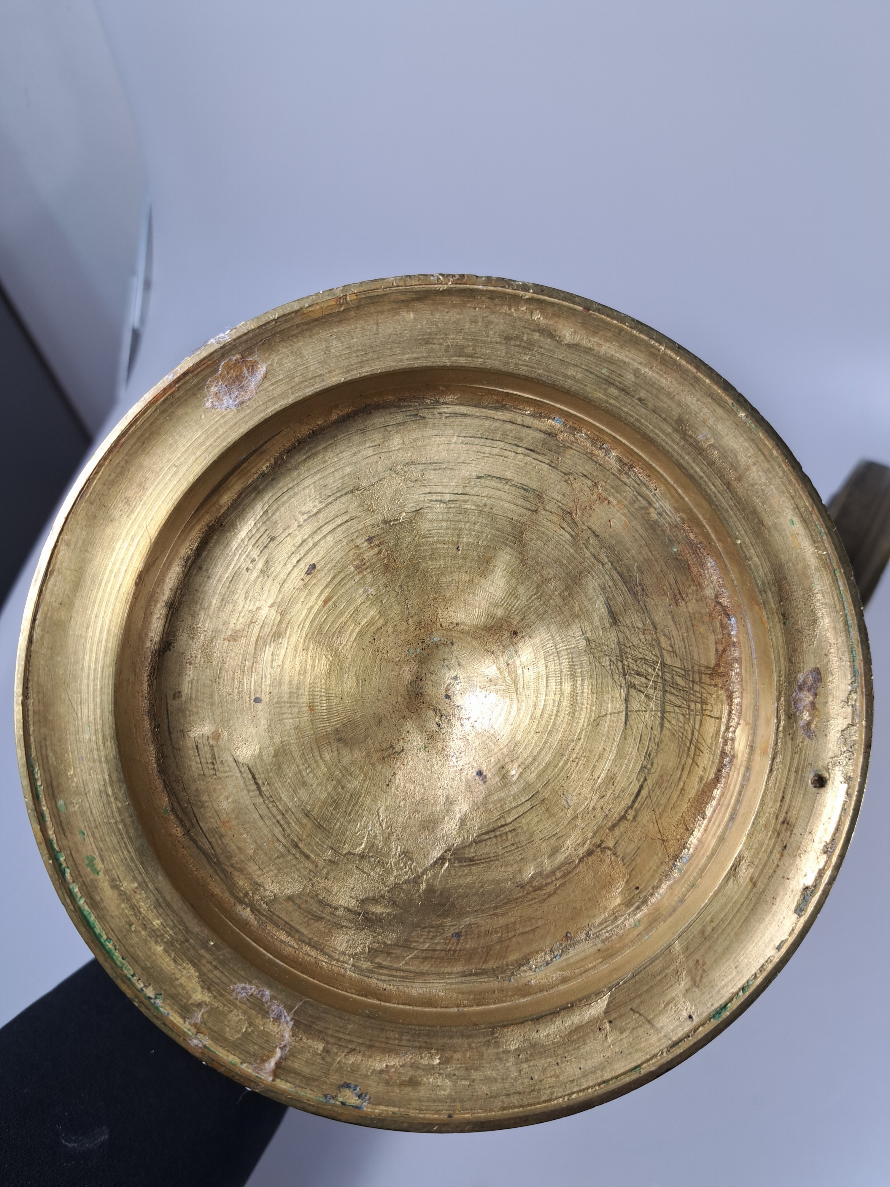 Detail h: Paar Leuchter, wohl Frankreich um 1840, Bronze mit geschliffenem, Kristalleinsätzen, Messing, reich verziert, Akanthusblattdekor H. ca. 26.5 cm