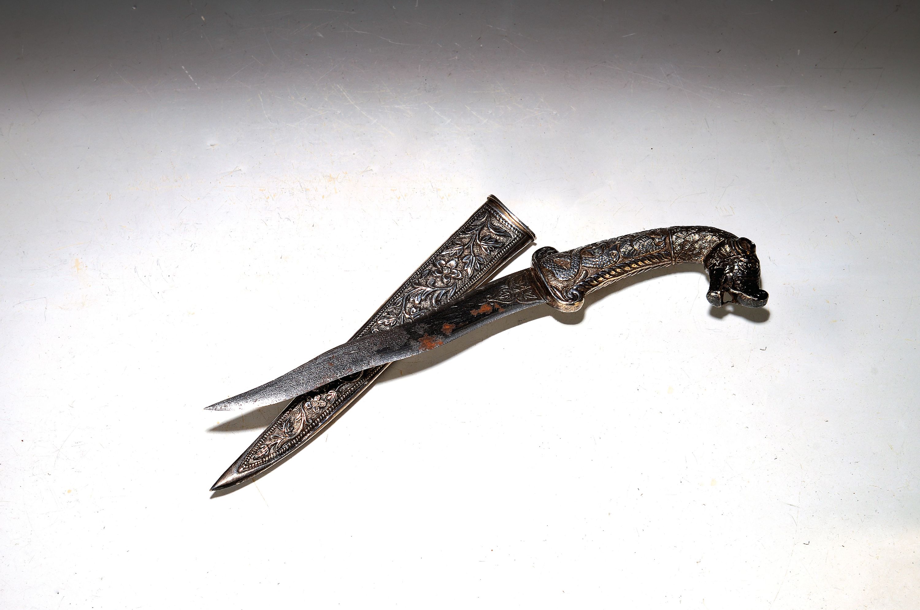 Image 27017490 - Dolch, Indien, wohl 2. Hälfte 19. Jh., Klinge mit leichter Korrosion, geschwungen, ...