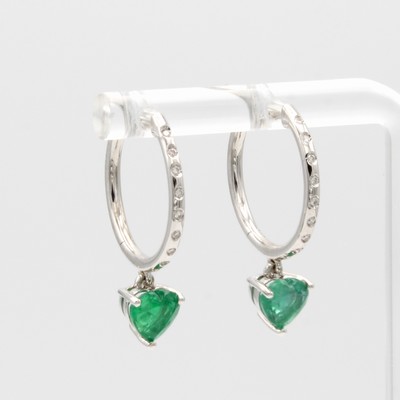 27017416a - Paar Klappcreolen mit Smaragdabhängungen, WG 750/000, Smaragdherze zus. ca. 1.65 ct, ...
