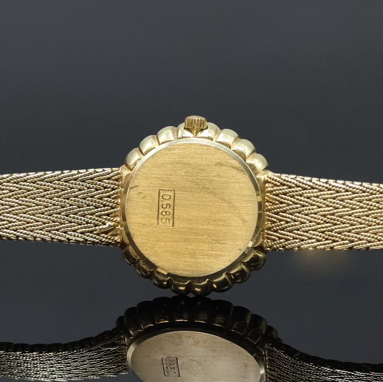 Detail c: CHRIST Damenarmbanduhr in GG 585/000 mit Diamanten, Schweiz um 1975, quarz, Goldband, Boden aufgedr., Lünette aufw. m. Diamanten bes., goldfarb. ...